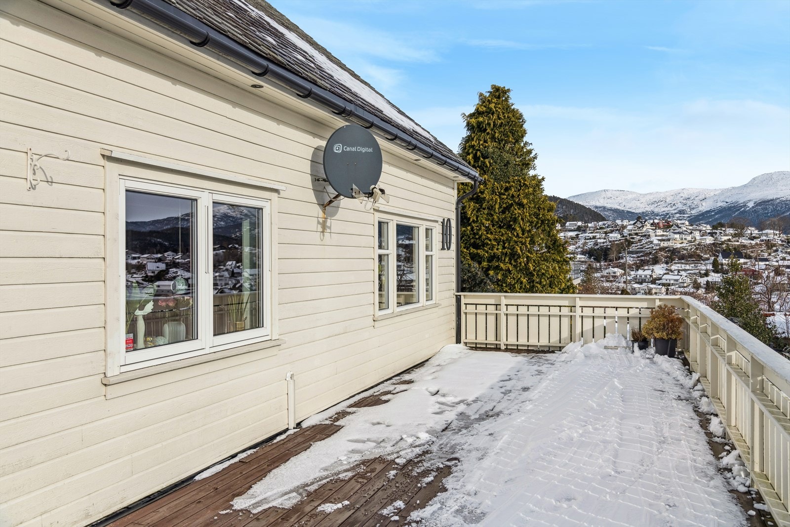 Terrasser på tre sider av boligen gir utmerkede solforhold gjennom hele dagen. Galleribilde