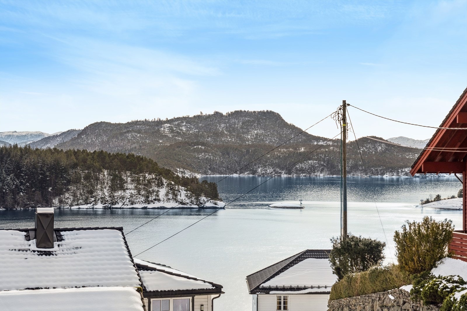 Fra eiendommen er det flott utsikt mot sjøen, som gir gode muligheter for båtliv og rekreasjon. Galleribilde