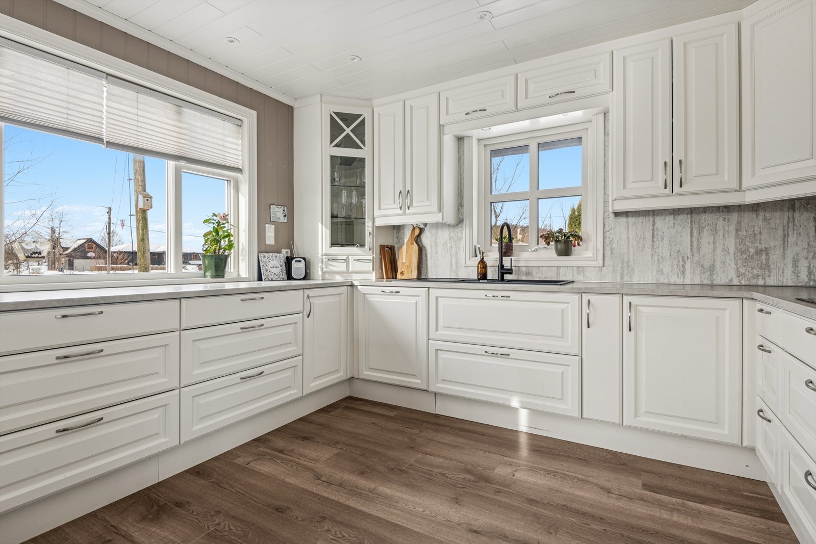 Gulvet på kjøkkenet er nytt, i likhet med flere andre rom i boligen. Galleribilde