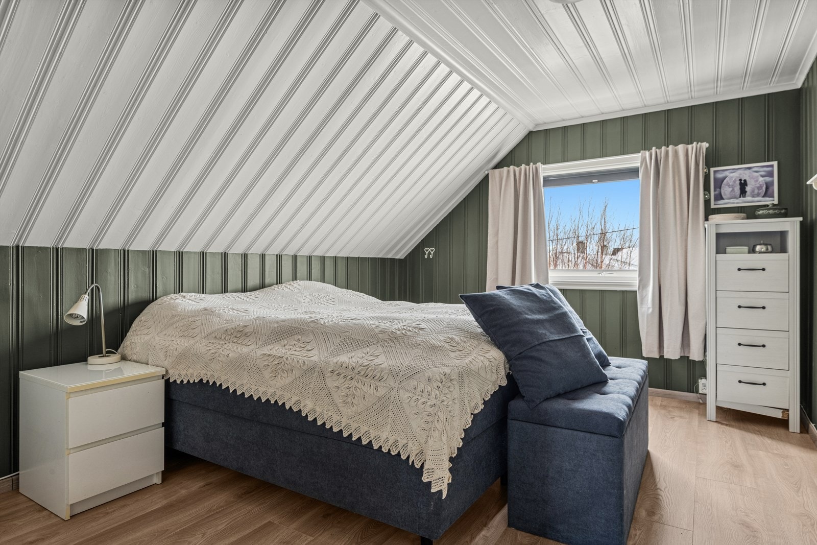 Skråtaket gir rommet en lun og hyggelig atmosfære. Galleribilde