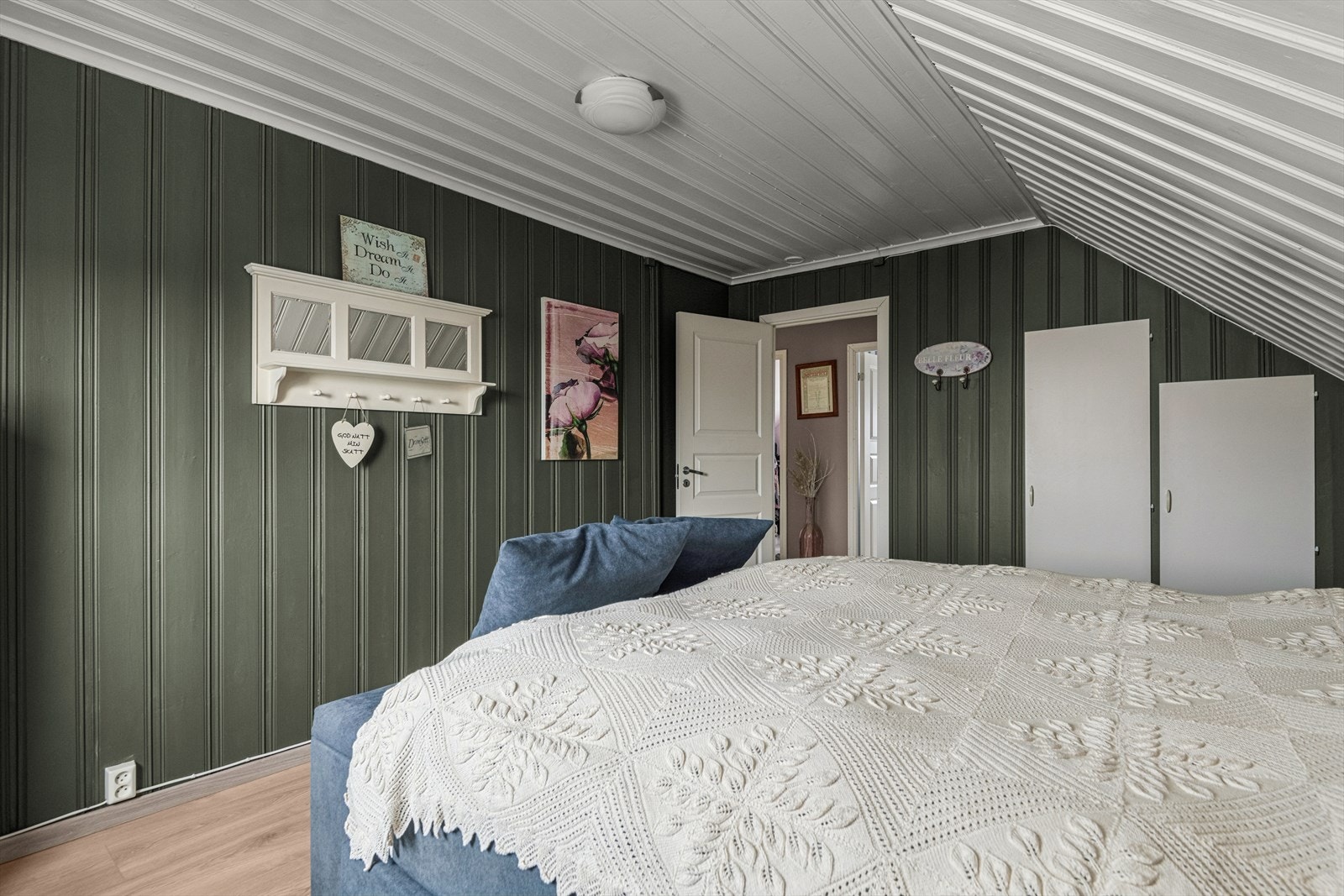 De fleste soverommene har fått malte overflater og nye gulv i nyere tid. Galleribilde