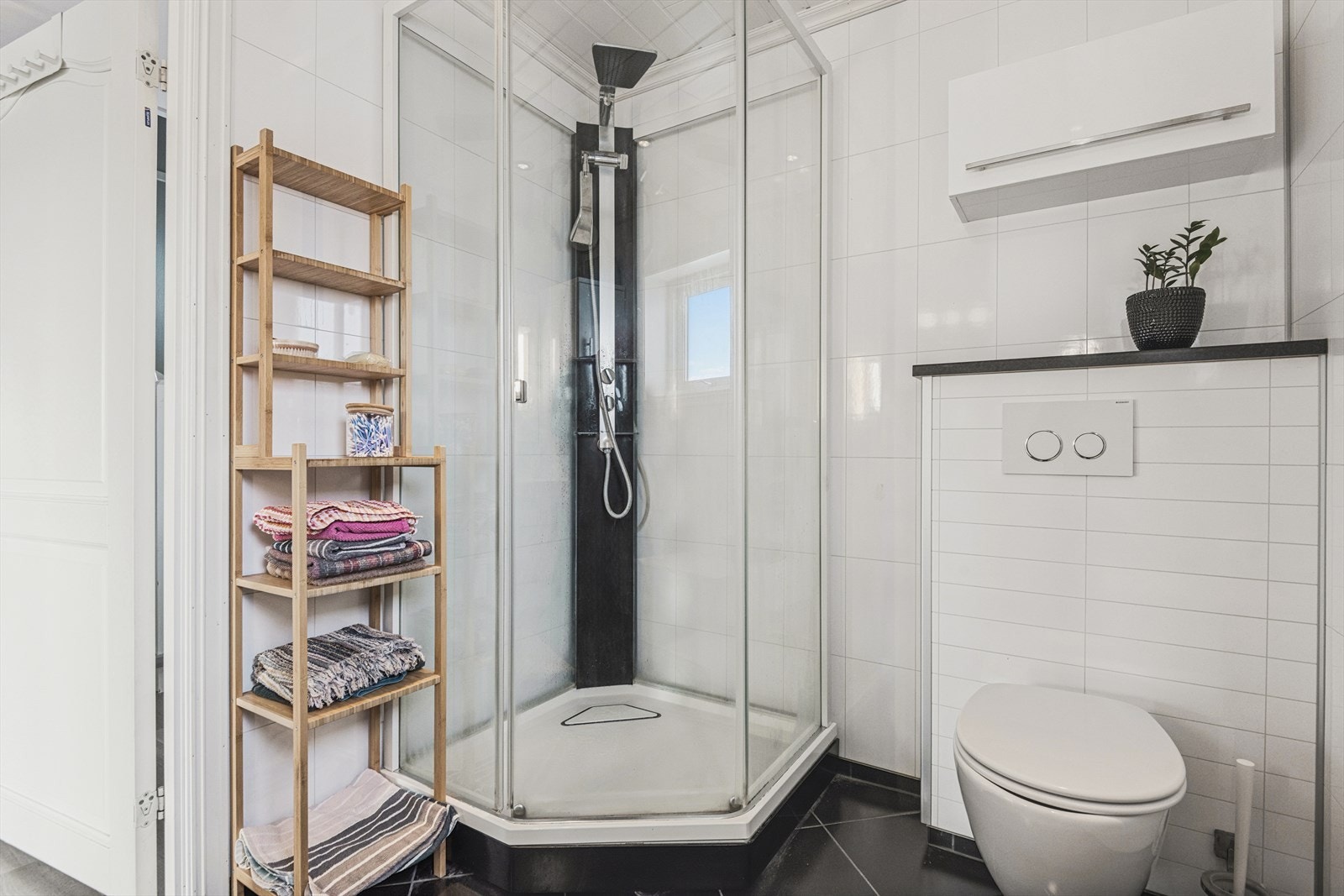 Praktisk dusjkabinett og vegghengt toalett. Galleribilde