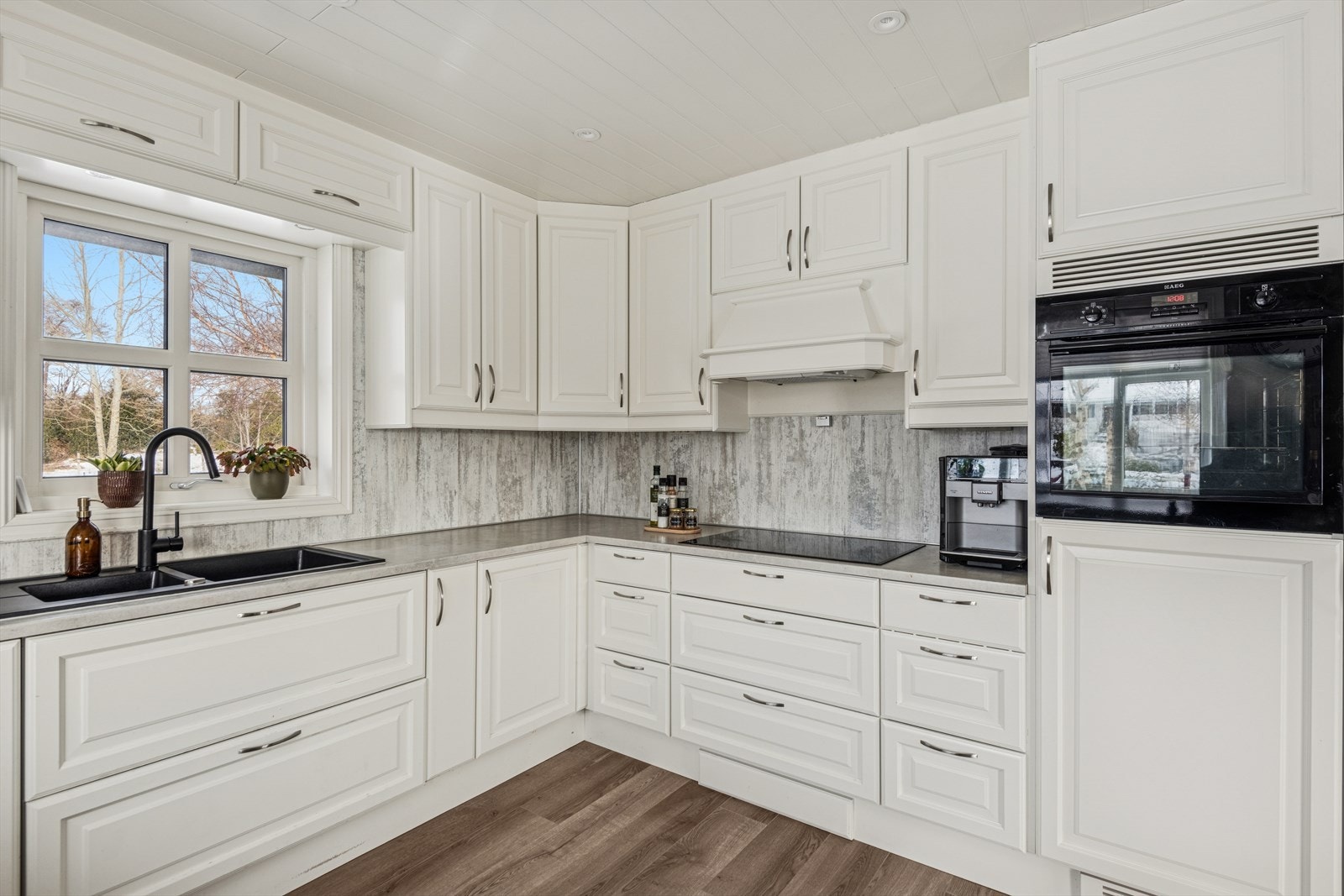 Funksjonelt oppgradert med nytt blandebatteri og vask. Galleribilde