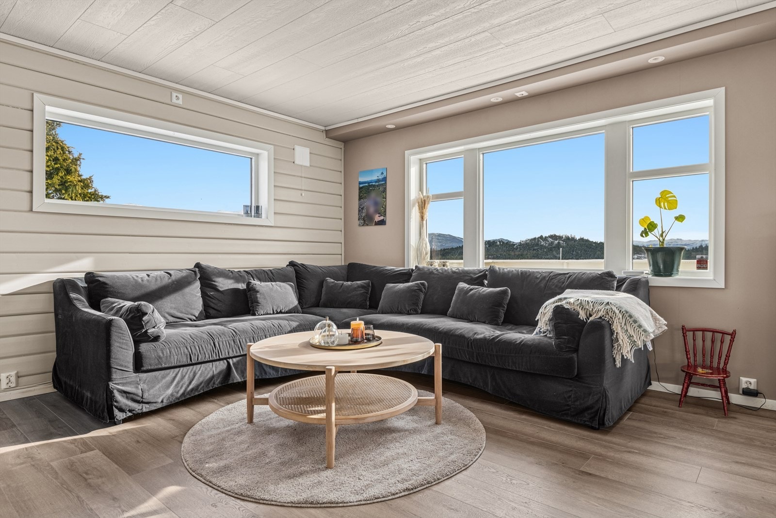 Store vindusflater slipper inn rikelig med dagslys og rammer inn den flotte utsikten. Galleribilde