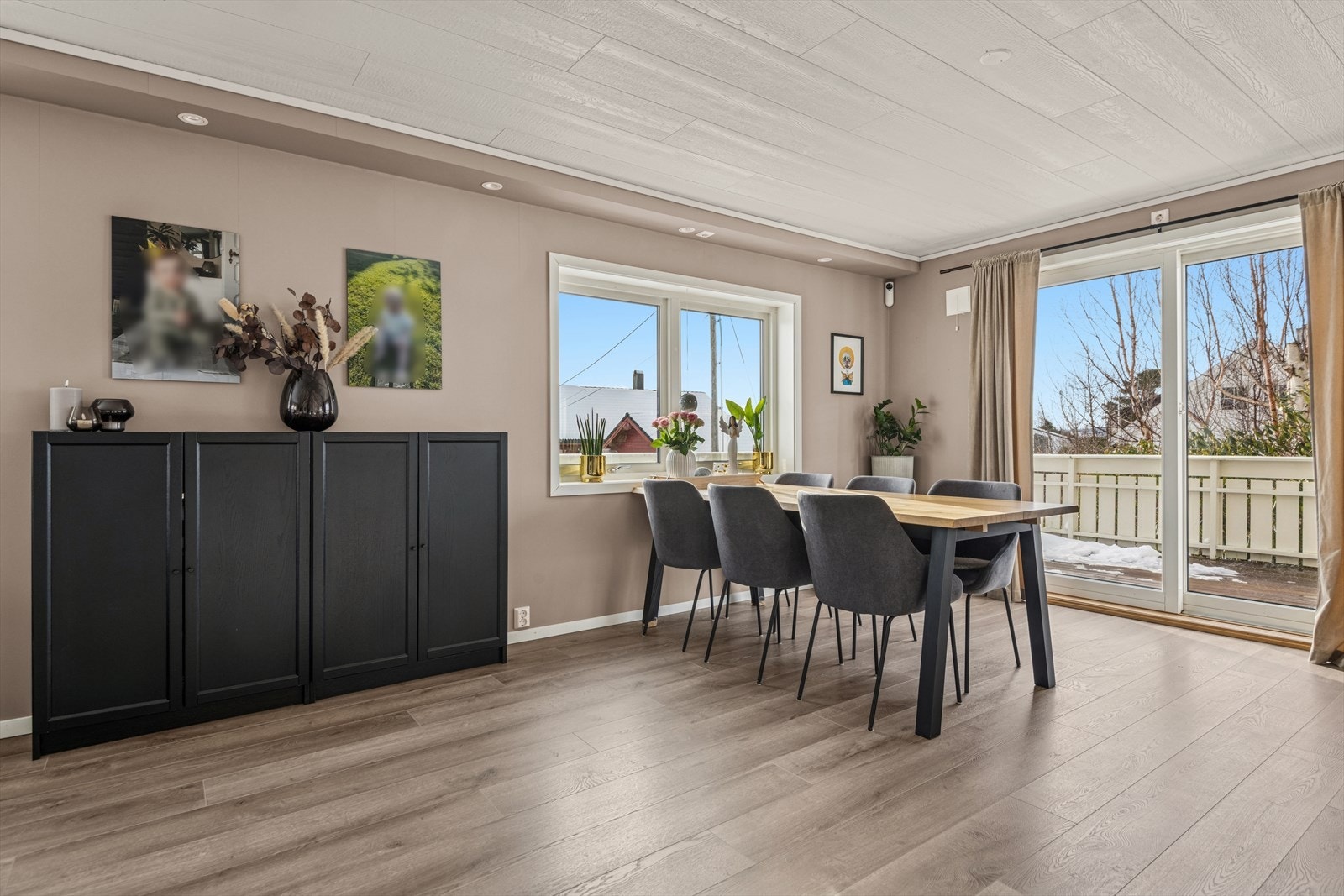 Fin spisestue - Et innbydende samlingssted. Utgang til en av eiendommens store terrasser. Galleribilde
