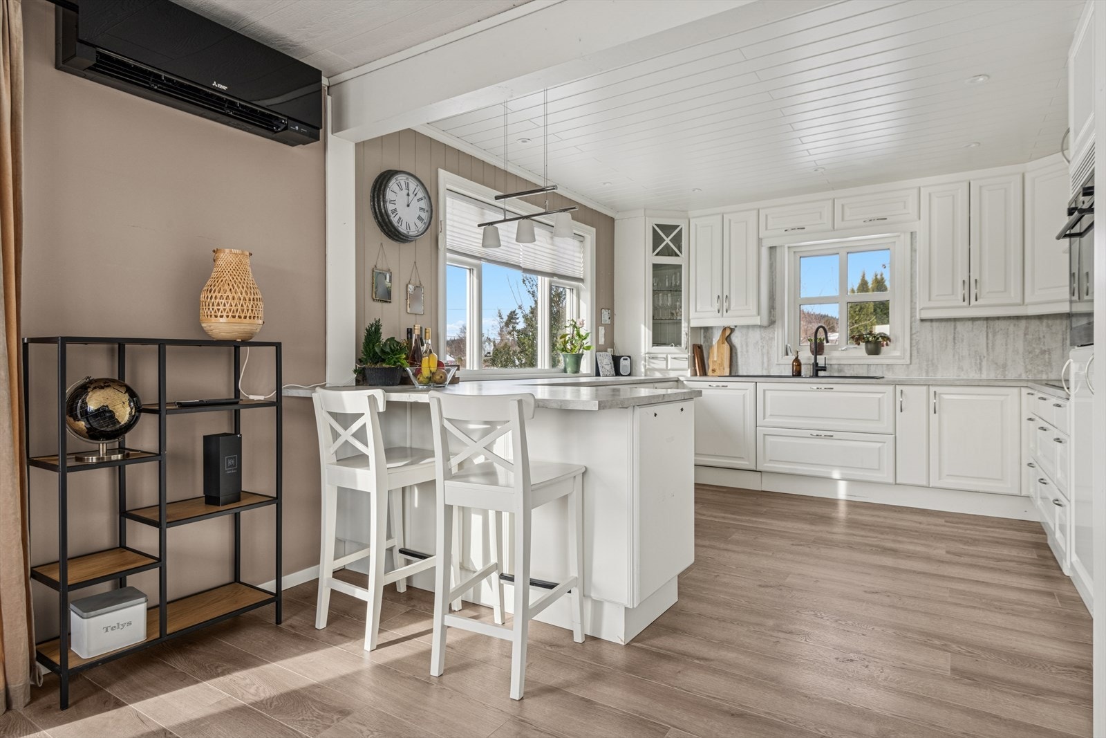 Pent kjøkken med profilerte fronter. Praktisk halvøy som skaper et sosialt samlingspunkt i rommet - Her inviteres det til en rolig kopp med morgenkaffe - Eller en rask matbit til folk på farten. Galleribilde