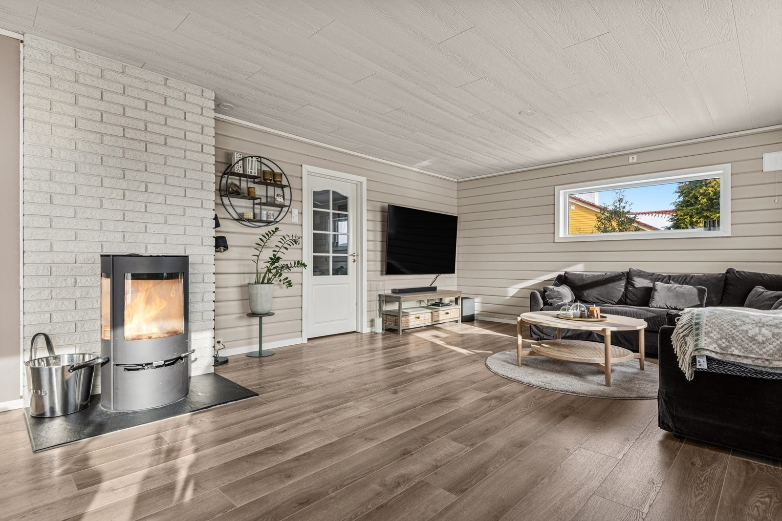 En ny og effektiv vedovn ble installert i 2024, og sørger for god varme og hygge. Galleribilde