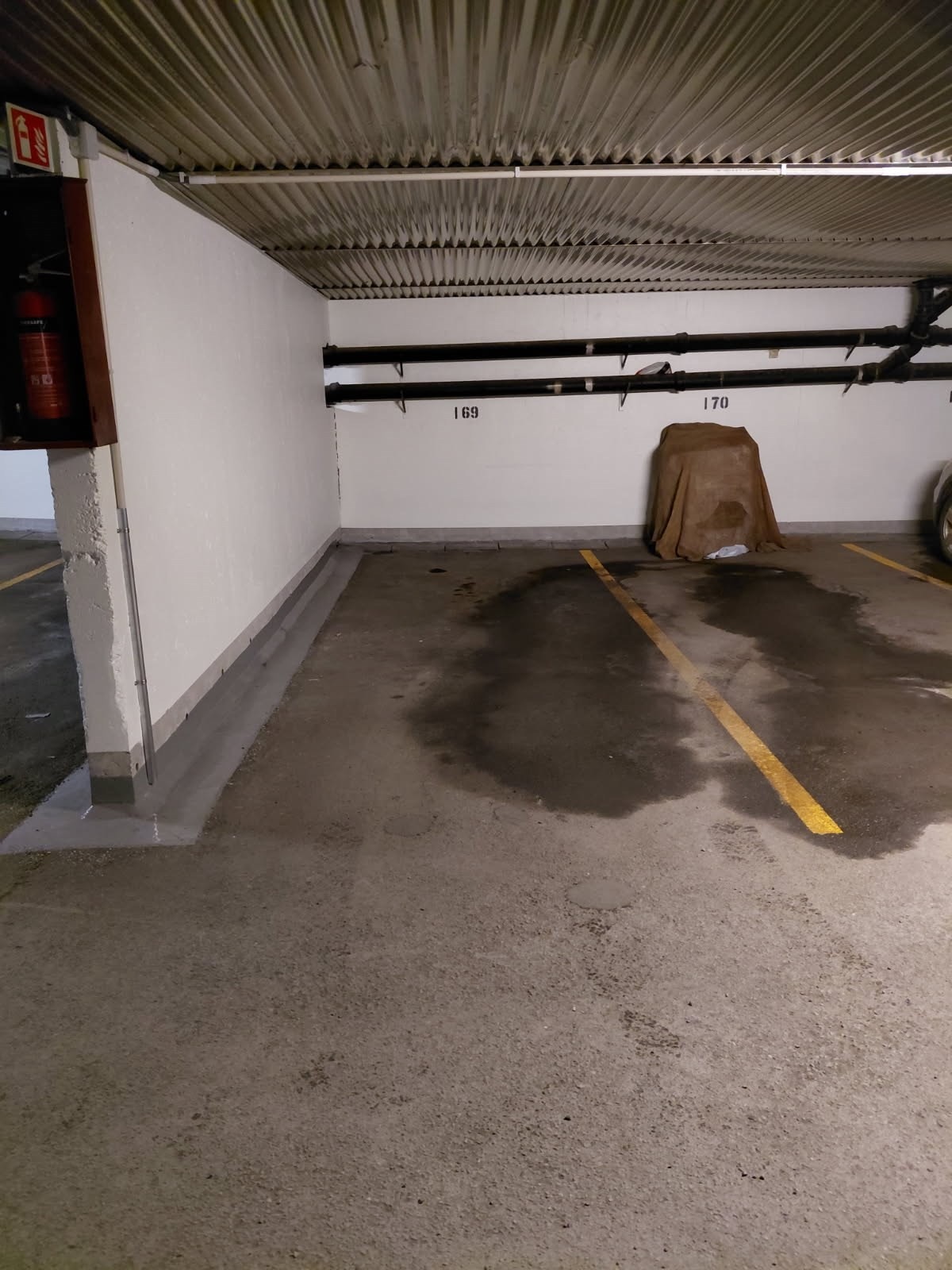 Med leiligheten følger bruksrett til én garasjeplass i felles, lukket garasjeanlegg. Plass nr. 169. Galleribilde