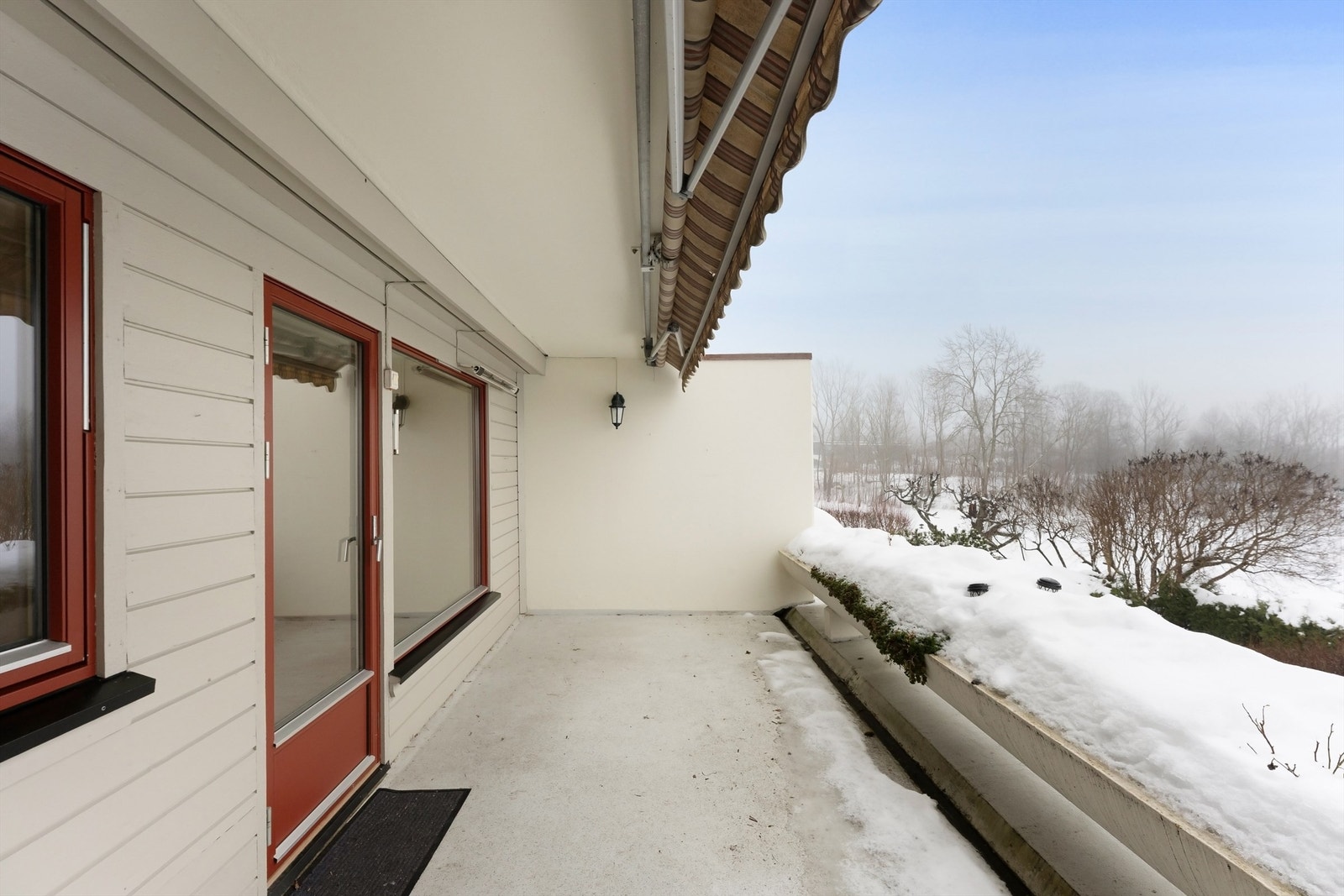 Balkongen har gode solforhold og flott utsikt Galleribilde