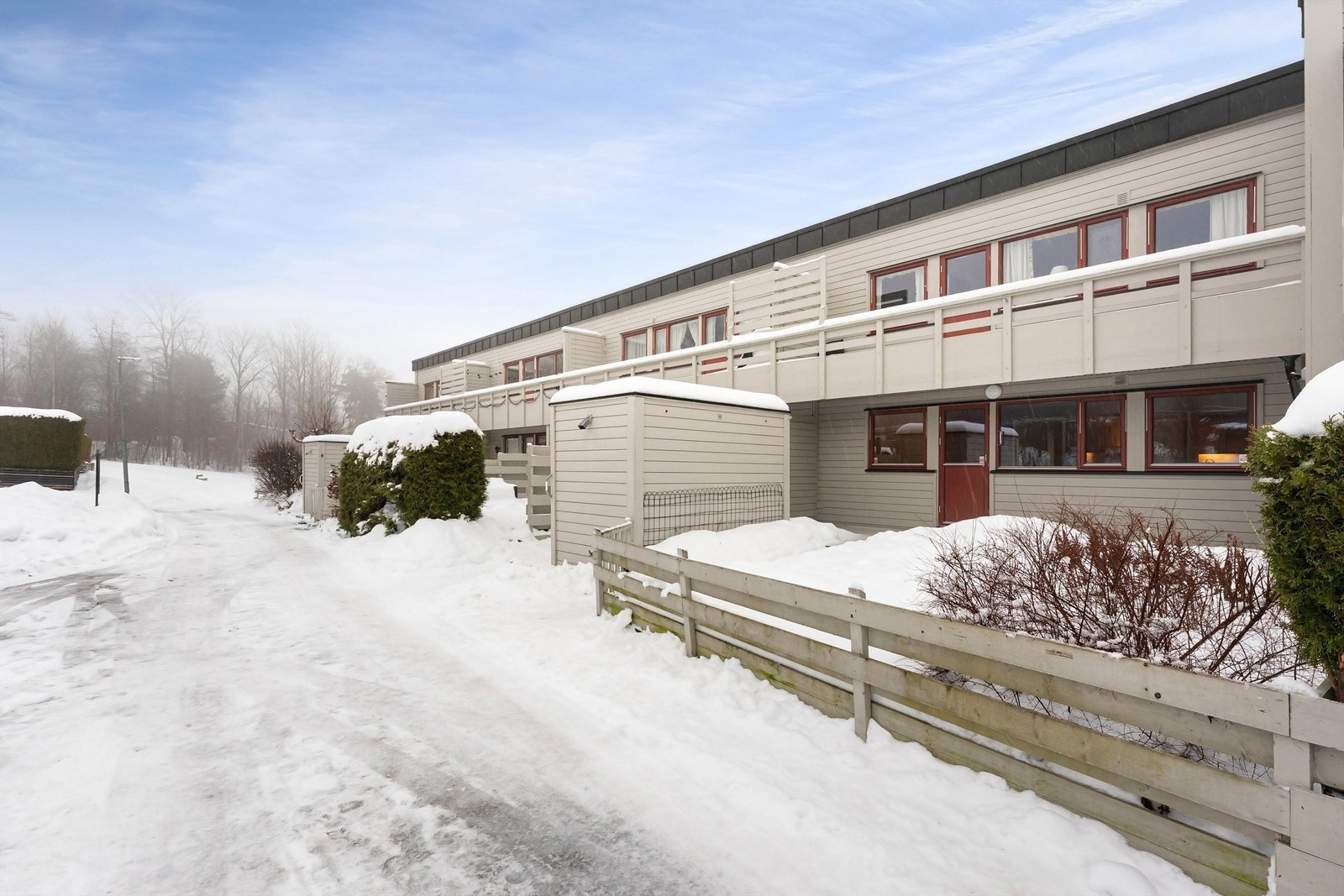 Fra terrassen ved kjøkkenet har du direkte utgang til fellesarealer Galleribilde