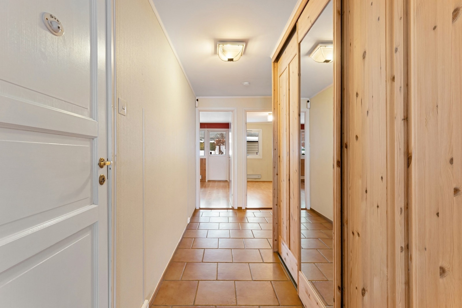 Gang mellom stue og kjøkken Galleribilde