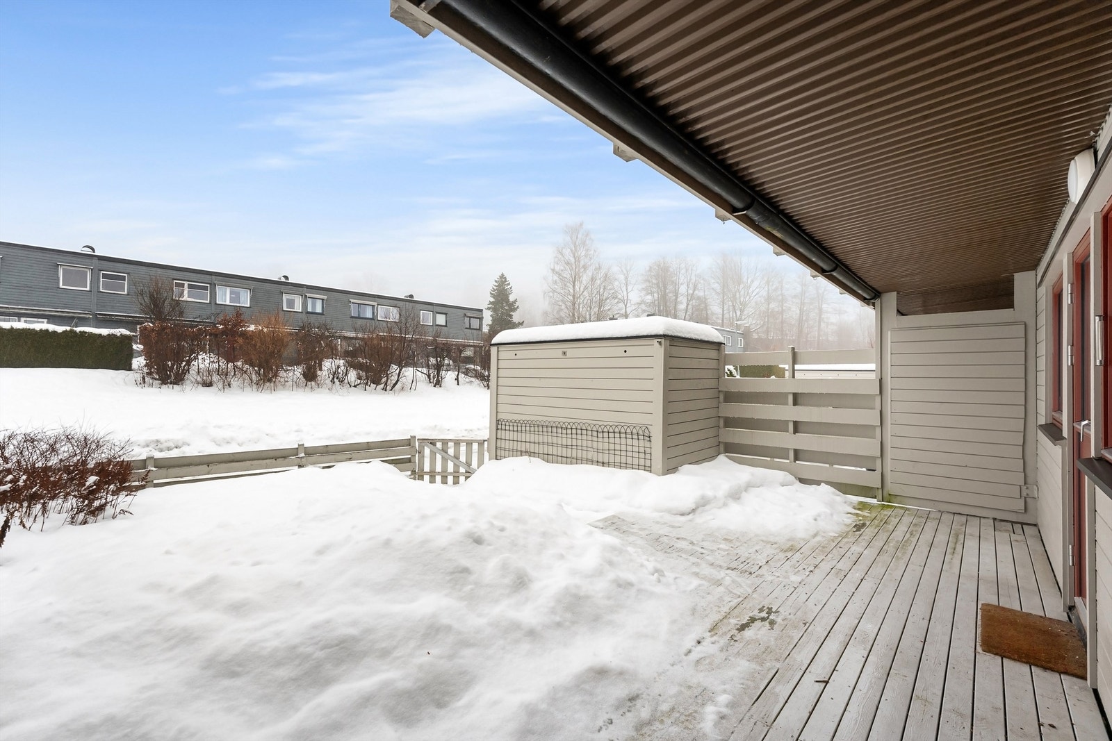 Ved kjøkkenet / spisestuen har du en flott nordvendt terrasse Galleribilde