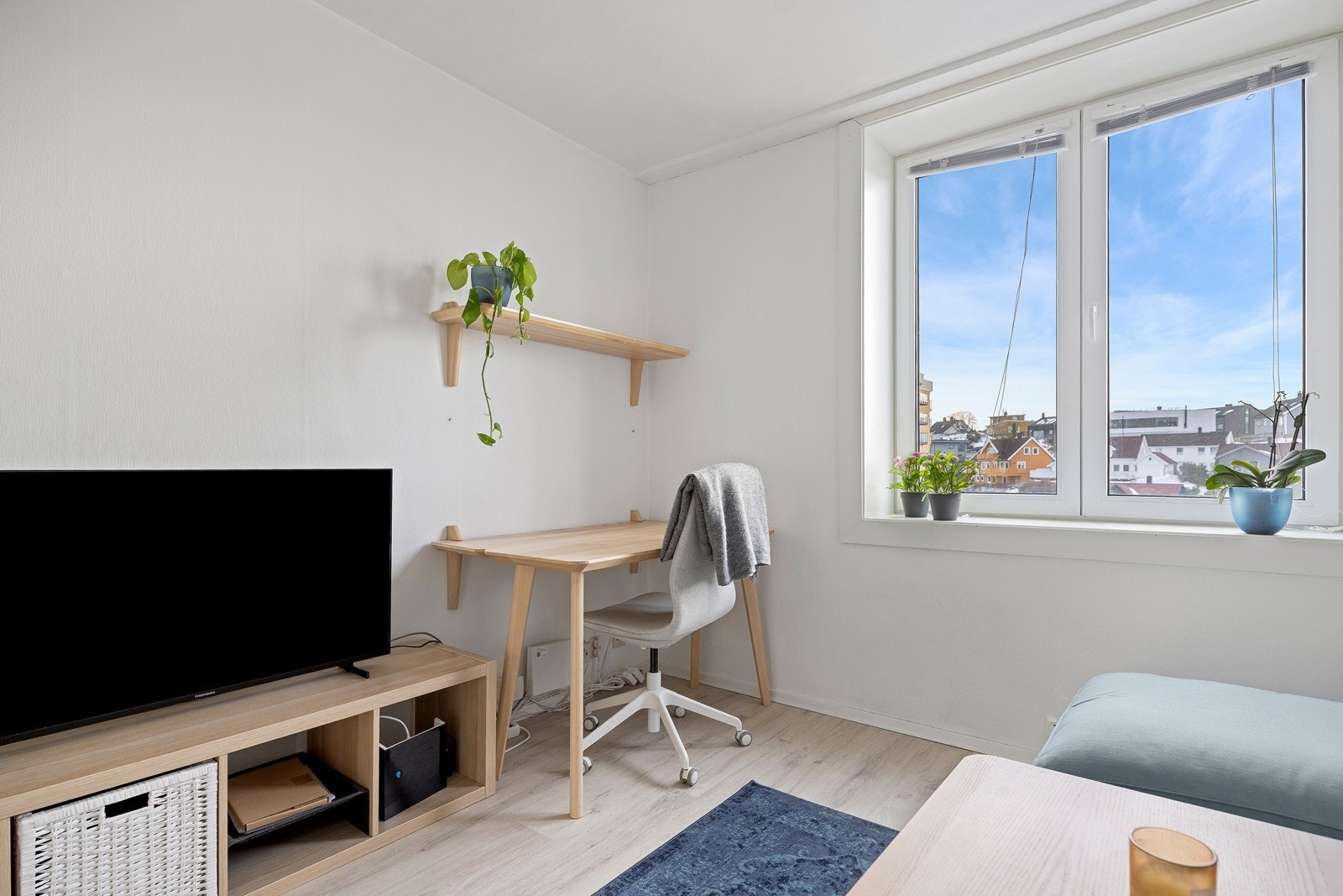 I stuen får man plass til sofagruppe, pult og annet man ellers måtte ha behov for Galleribilde