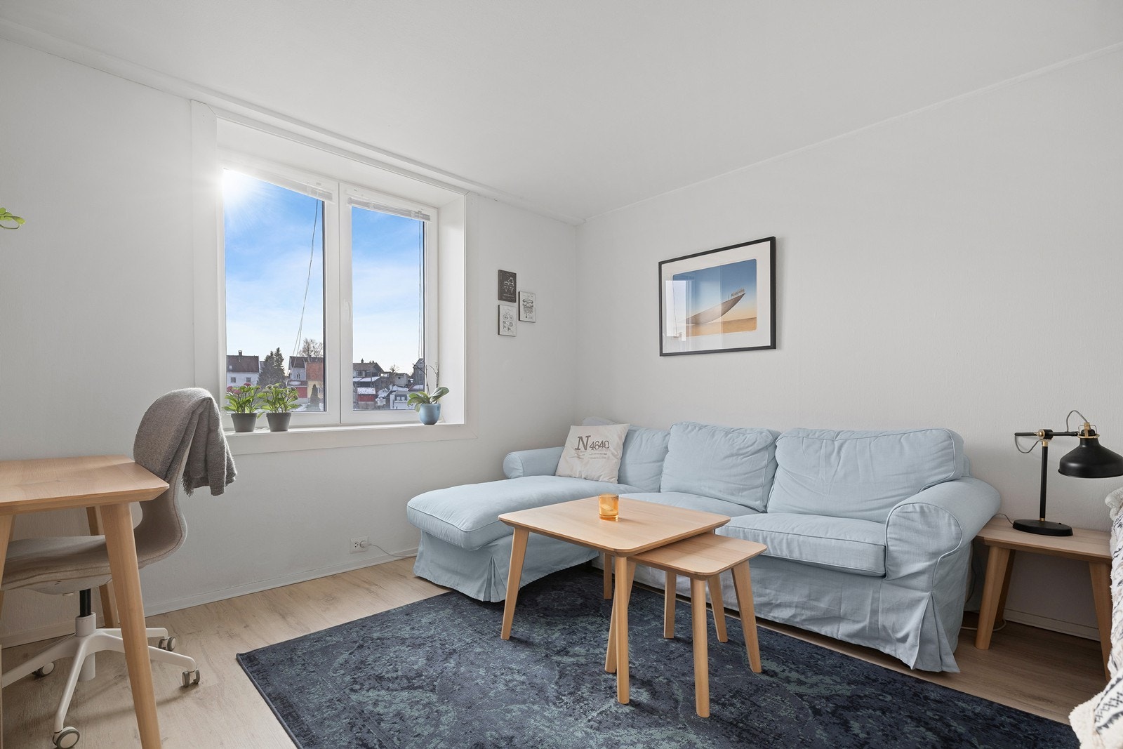 Store vindusflater slipper inn rikelig med lys og bidrar til økt romfølelse Galleribilde