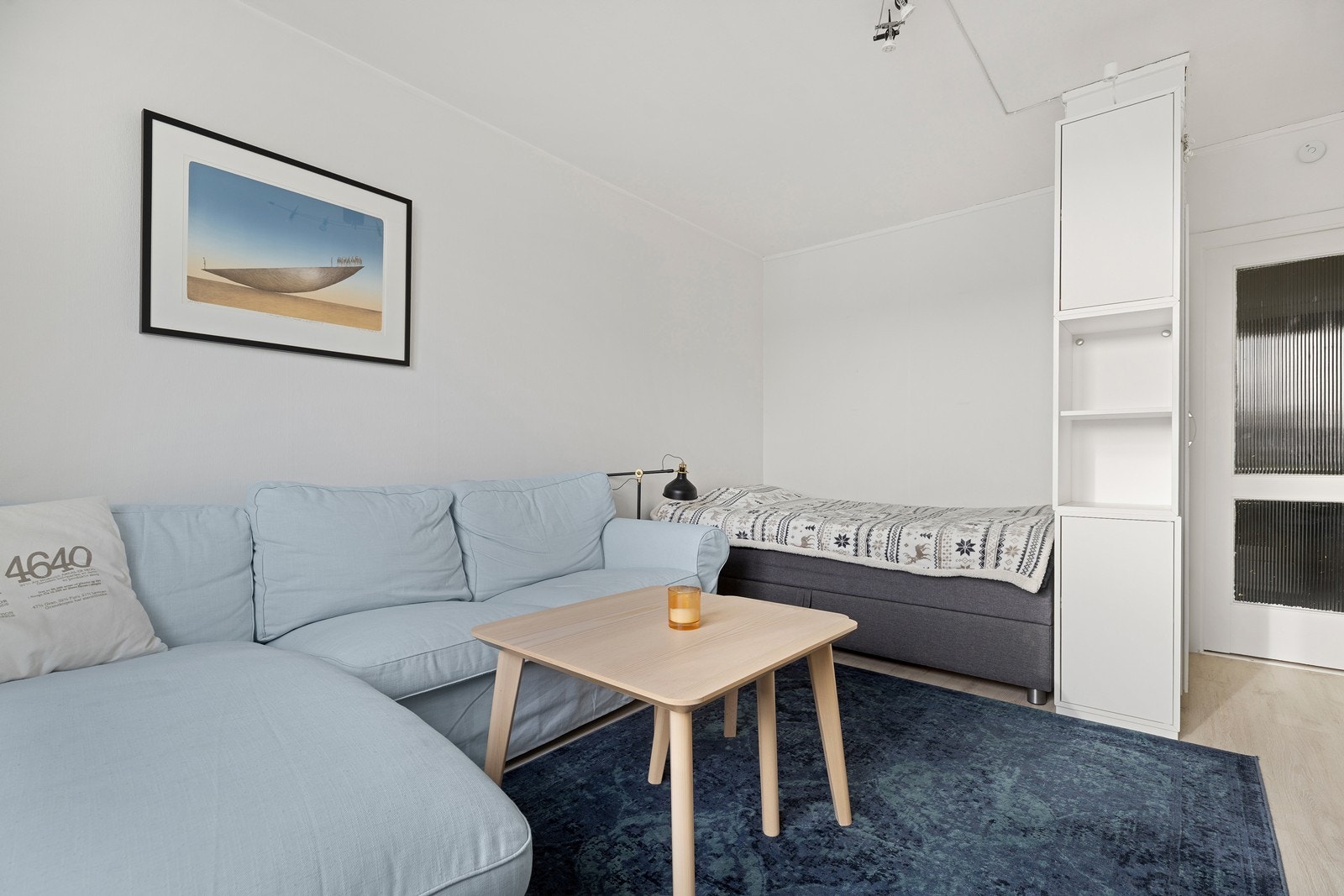 Leiligheten har mange praktiske oppbevaringsløsninger i skap mellom seng og dør Galleribilde