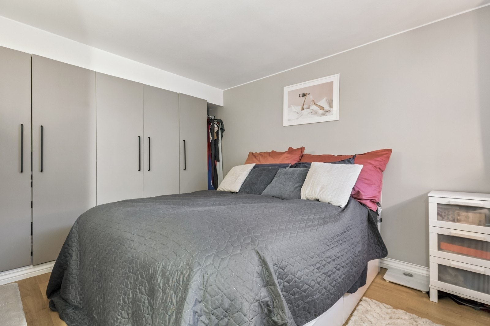 Stort og luftig rom med god skapplass! Galleribilde