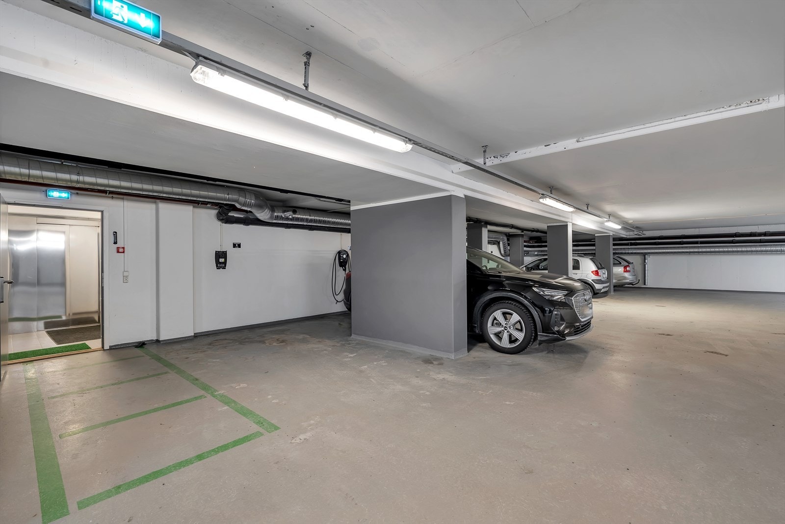 Det medfølger parkering i lukket garasjeanlegg. Det er tilrettelagt for montering av elbillader. Galleribilde