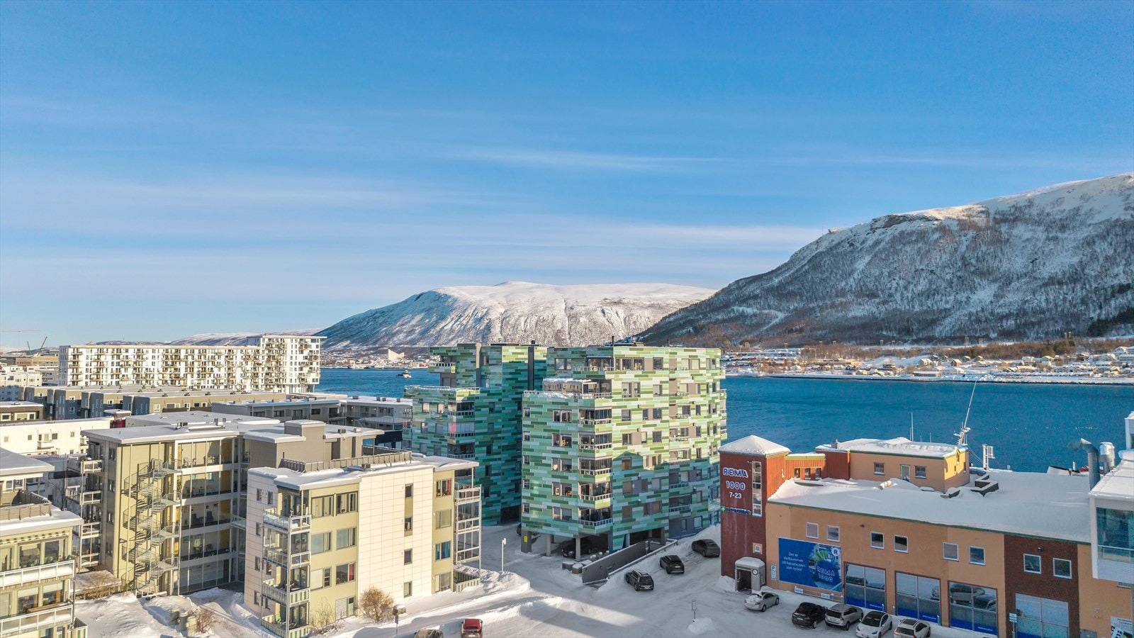 Leiligheten ligger i blokkens 4. etasje, med heis i bygget. Attraktiv beliggenhet på Strandkanten med det aller meste innenfor gangavstand! Galleribilde