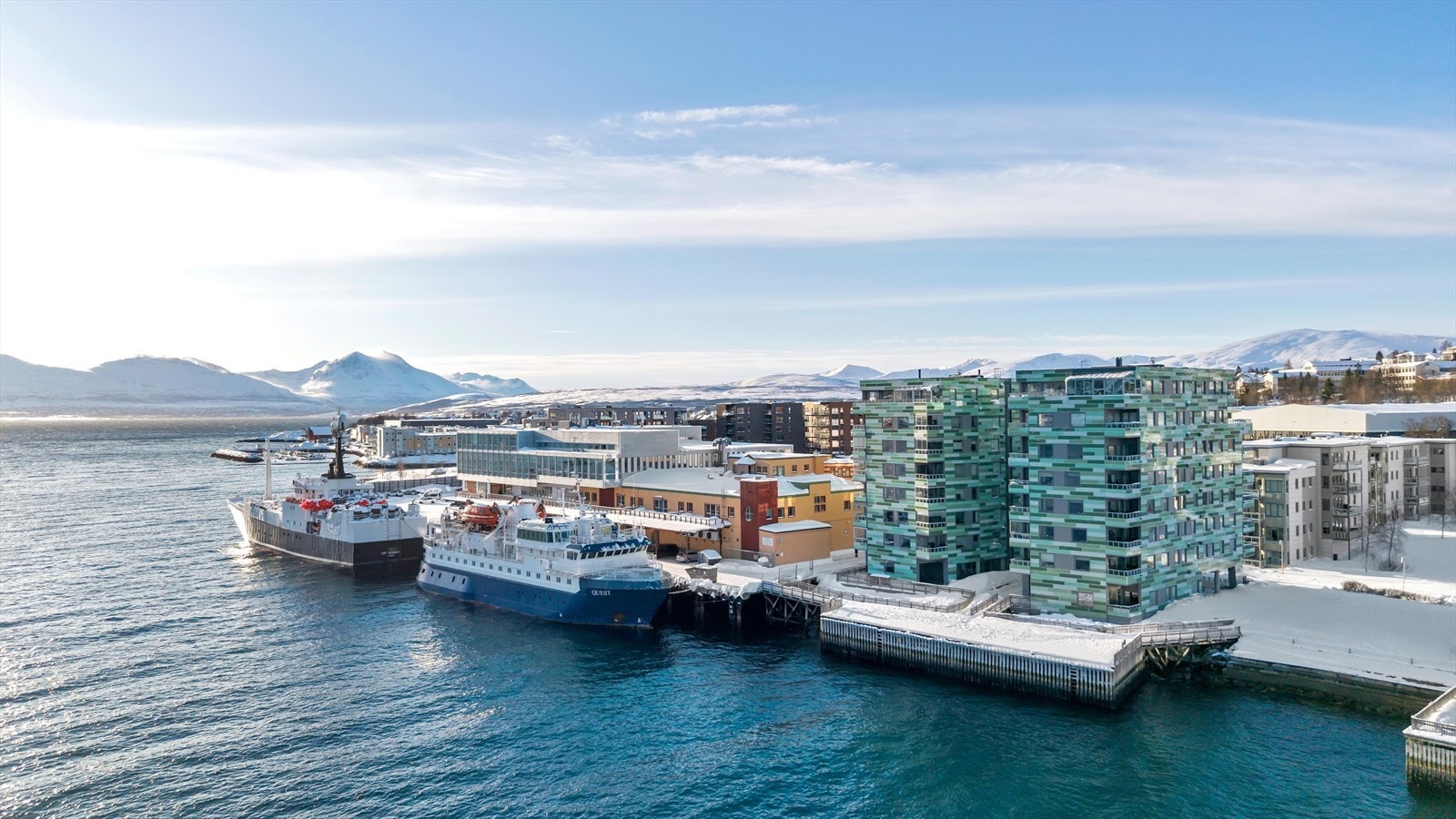 Her bor du i vakre, maritime omgivelser med nærhet til sjø, brygge, flotte utearealer og mye mer. Galleribilde