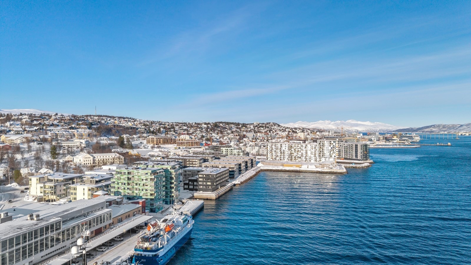 Langs Strandkanten har du flotte gangveier som tar deg i begge retninger, både til sentrum og til Sydspissen/Telegrafbukta. Galleribilde