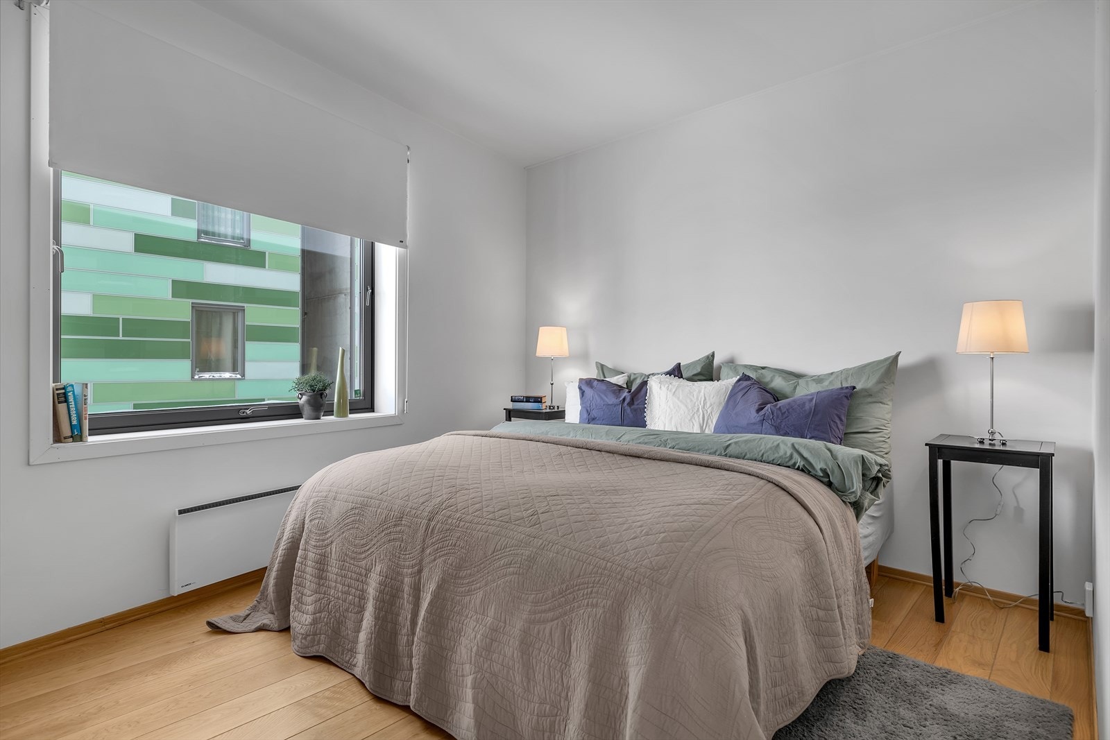 Romslig hovedsoverom med god plass til stor seng. Galleribilde