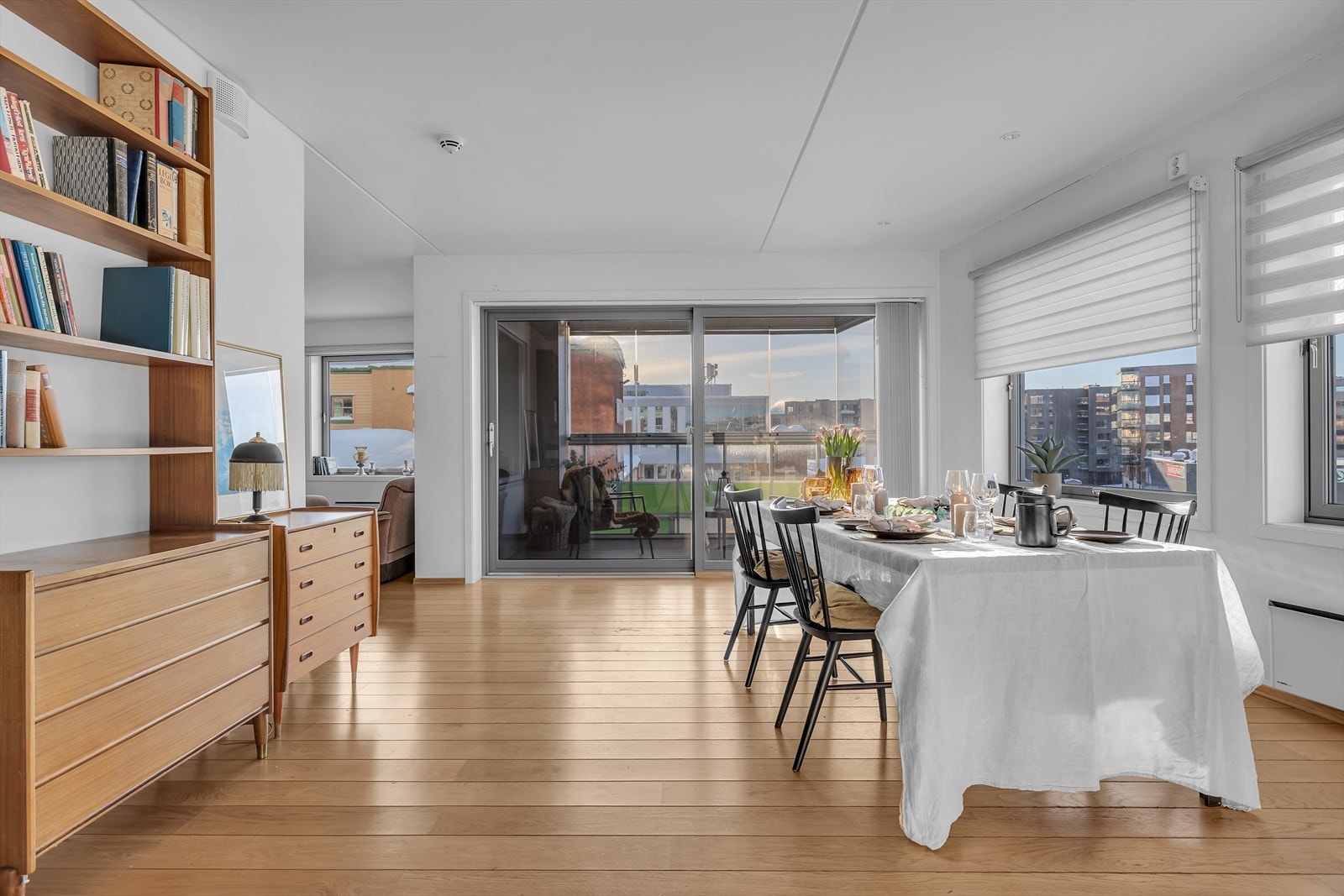 En romslig og lekker 3-roms med høy standard, smart planløsning, garasje og attraktiv beliggenhet! Galleribilde