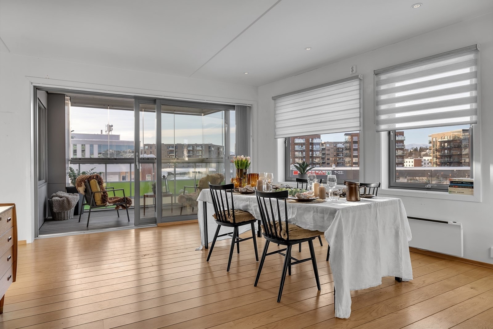 Flott skyvedørsutgang fra stue til balkong, og god plass til spisebord. Galleribilde