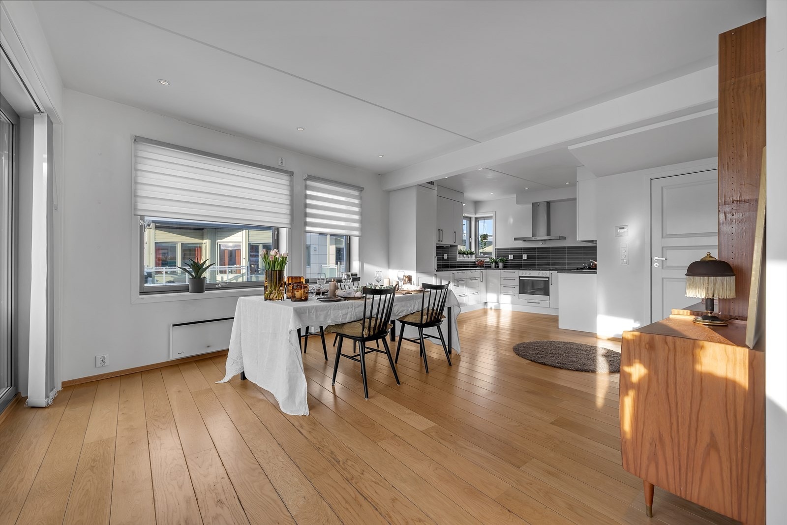 Leiligheten har moderne standard, med balansert ventilasjon, parkettgulv, glatte overflater og downlights i himling! Galleribilde