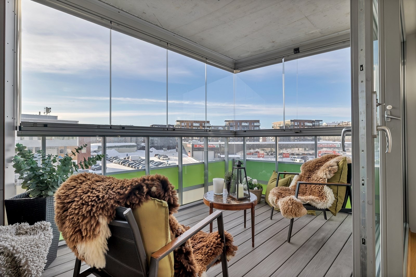 Meget flott innglasset balkong vendt mot sørvest, med god plass til ønsket møblement, og svært gode solforhold! Galleribilde