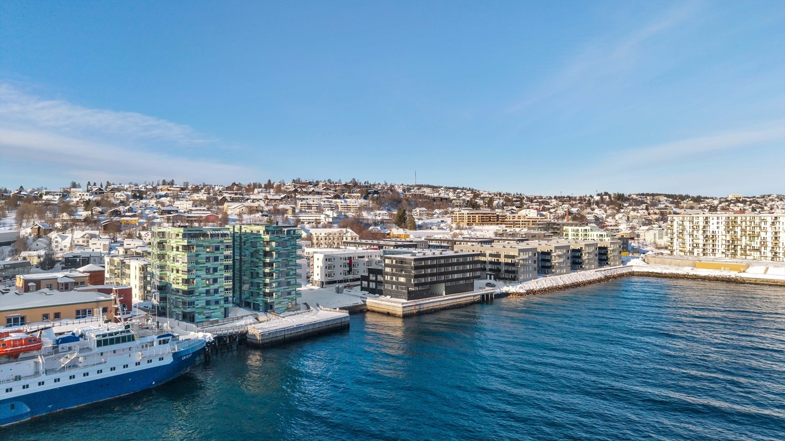 Strandkanten er et av Tromsøs mest populære boligområder, med kort vei til sentrum kombinert med et tilbaketrukket og rolig bomiljø. Galleribilde