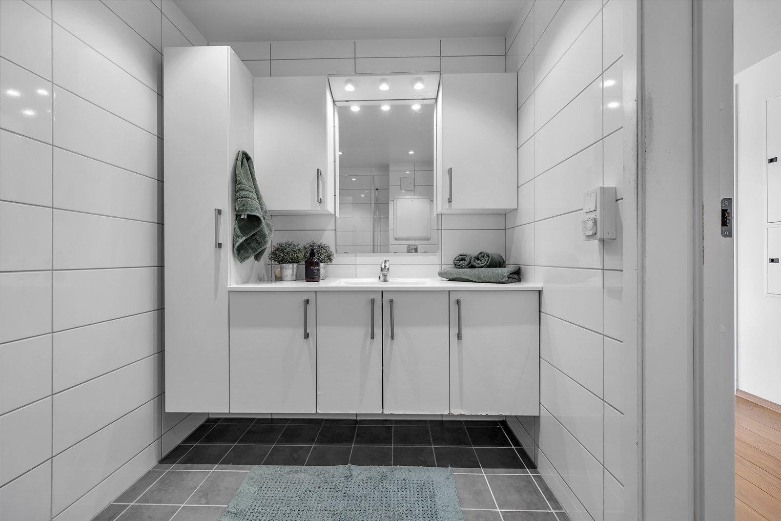 Rikelig oppbevaringsplass i innredningen. Galleribilde