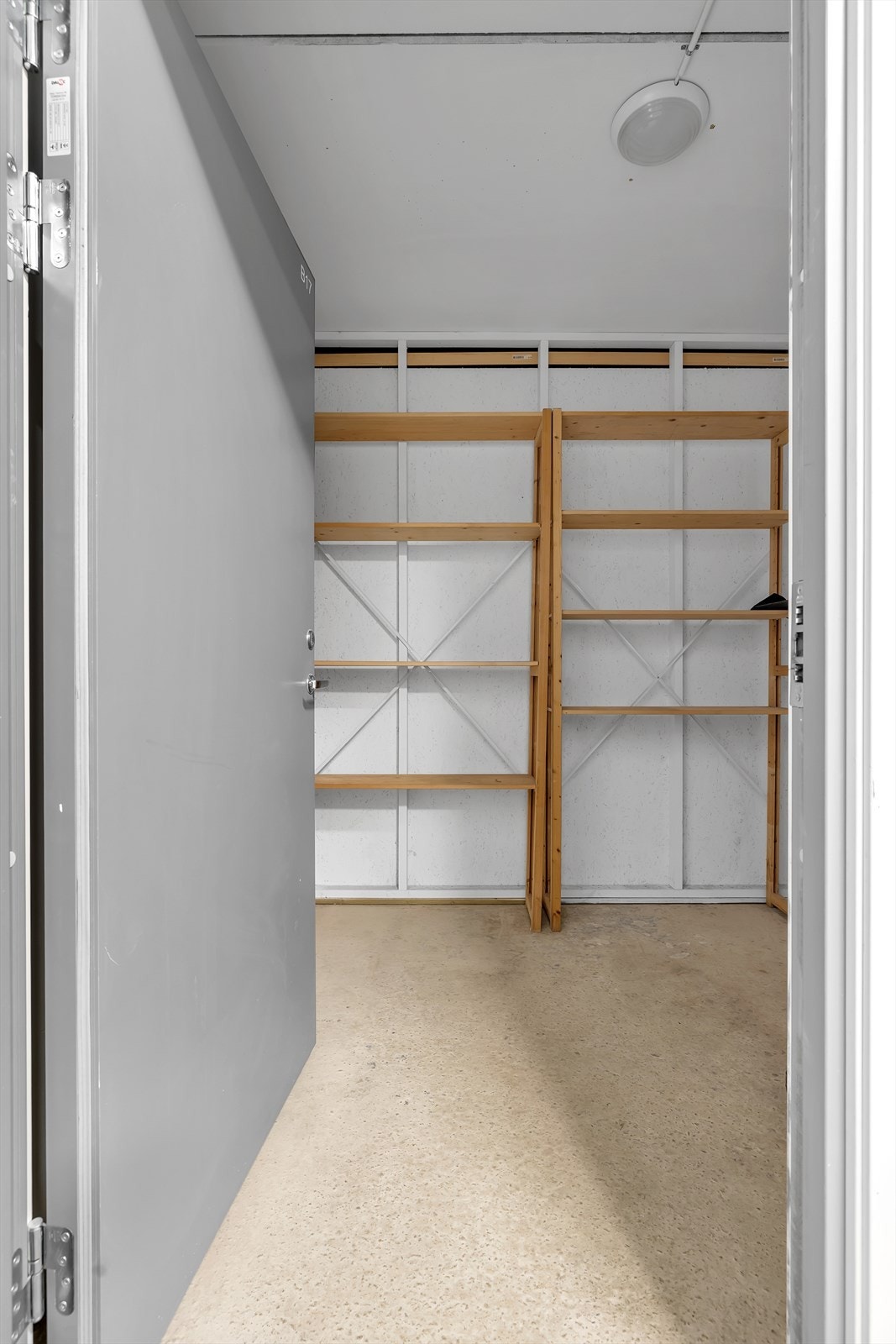 Romslig sportsbod i underetasjen. Galleribilde