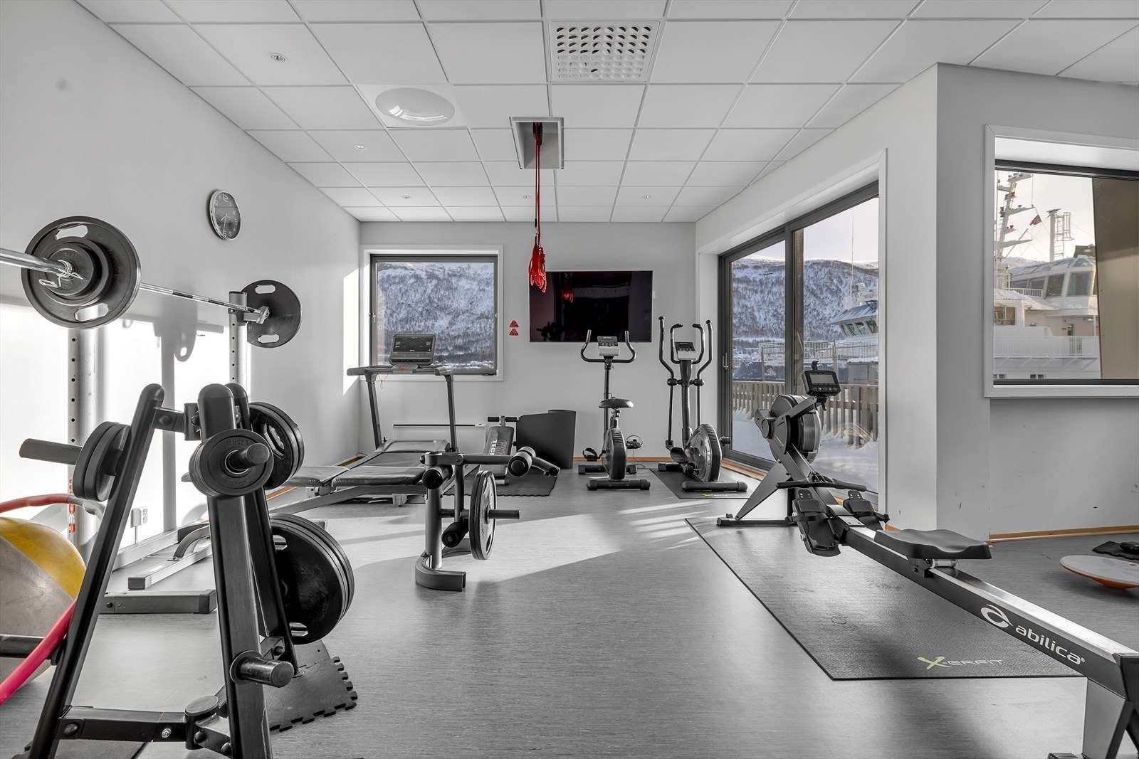 Som beboer i sameiet får du tilgang til de flotte fellesarealene, heriblant treningsrom. Dørstokkmila har aldri vært lavere! Galleribilde