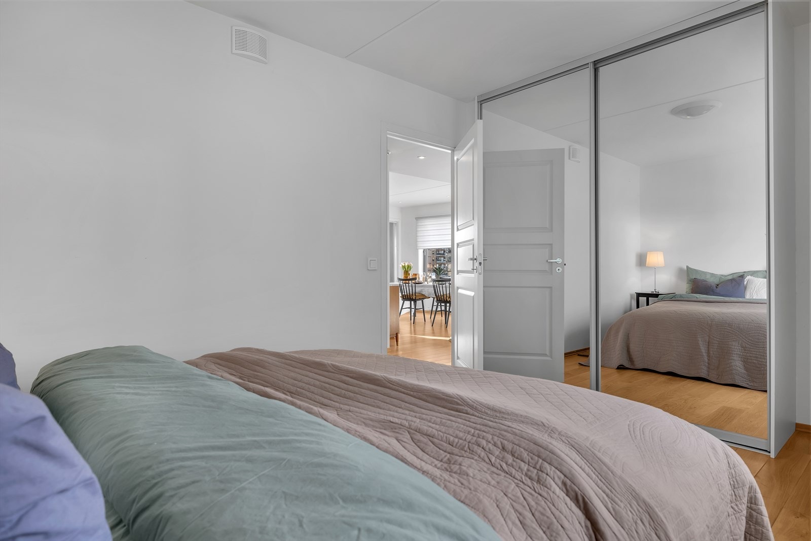 Innredet med praktisk skyvedørsgarderobe. Galleribilde