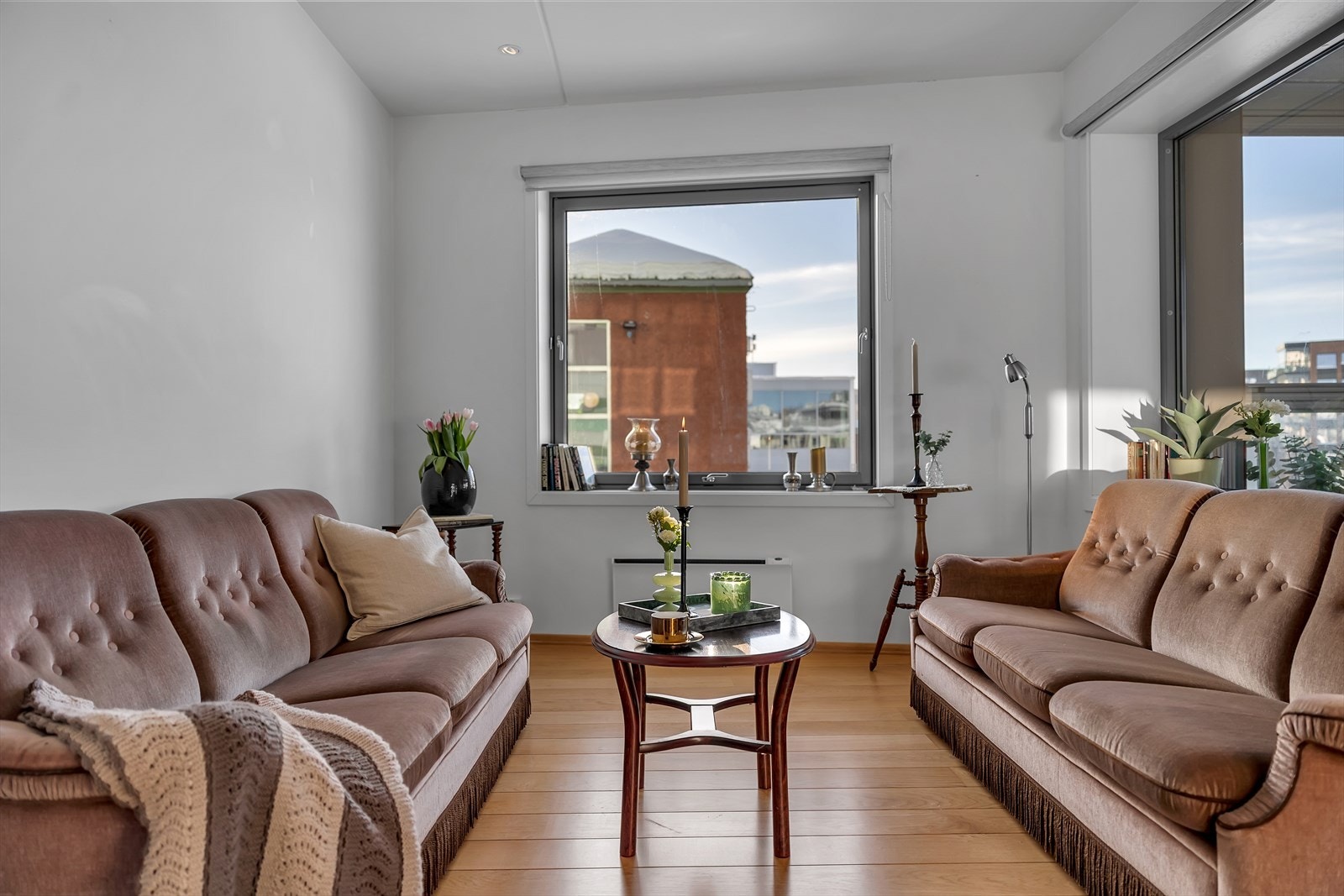 Gode møbleringsmuligheter, med god plass til stor sofagruppe og annet ønsket møblement! Galleribilde