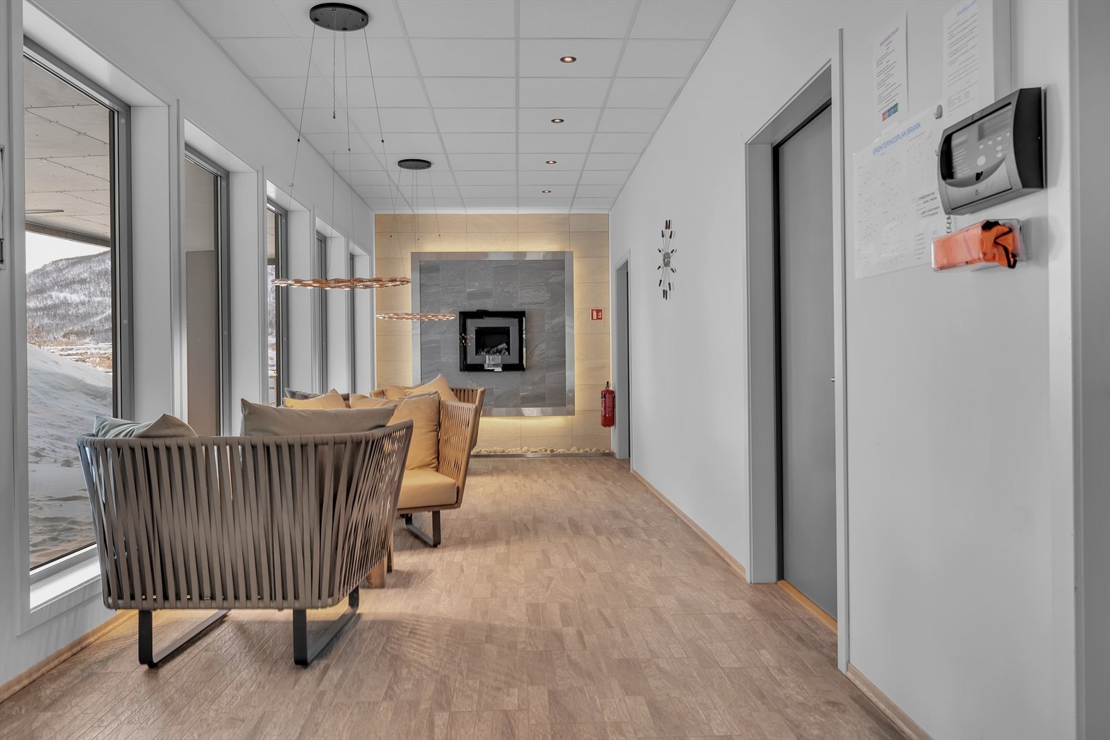 I naboblokken er det felles, møblert oppholdsrom i adkomst partiet,
her finner man også treningsrommet og snekkerverksted. Galleribilde