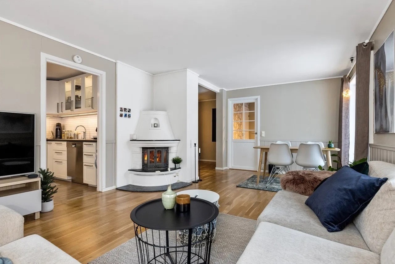 Stuen har fungerende peis Galleribilde