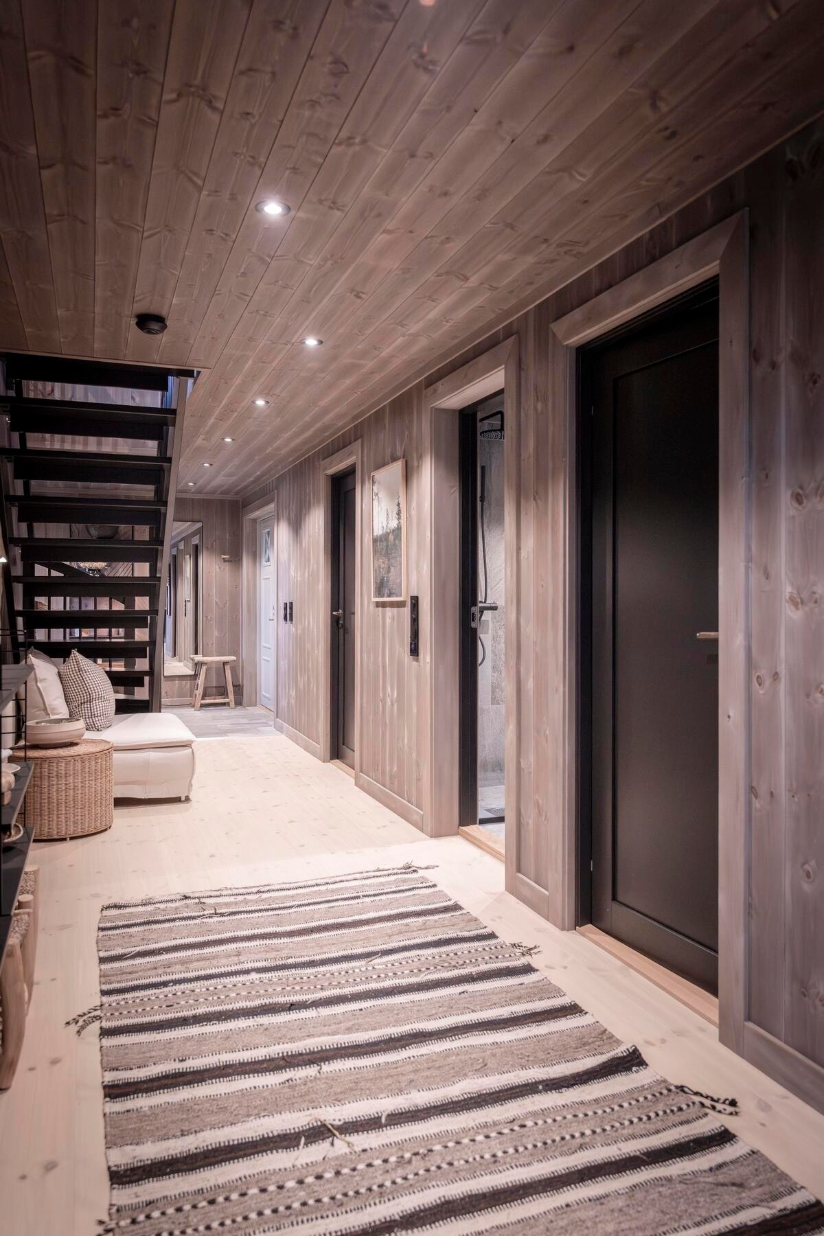 Romslig gang på hovedplan.
Foto fra en tilsvarende spesialtilpasset hytte Galleribilde