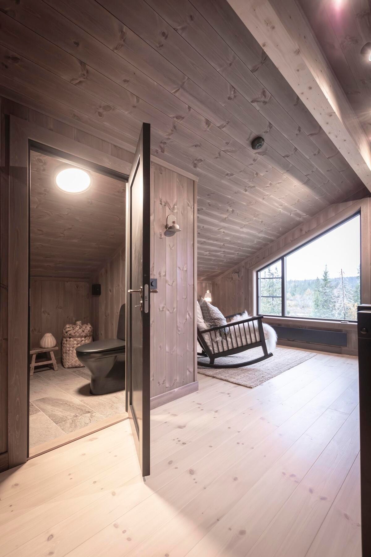 Oppstuedelen inneholder 2 soverom og stue.
Foto fra en tilsvarende spesialtilpasset hytte Galleribilde