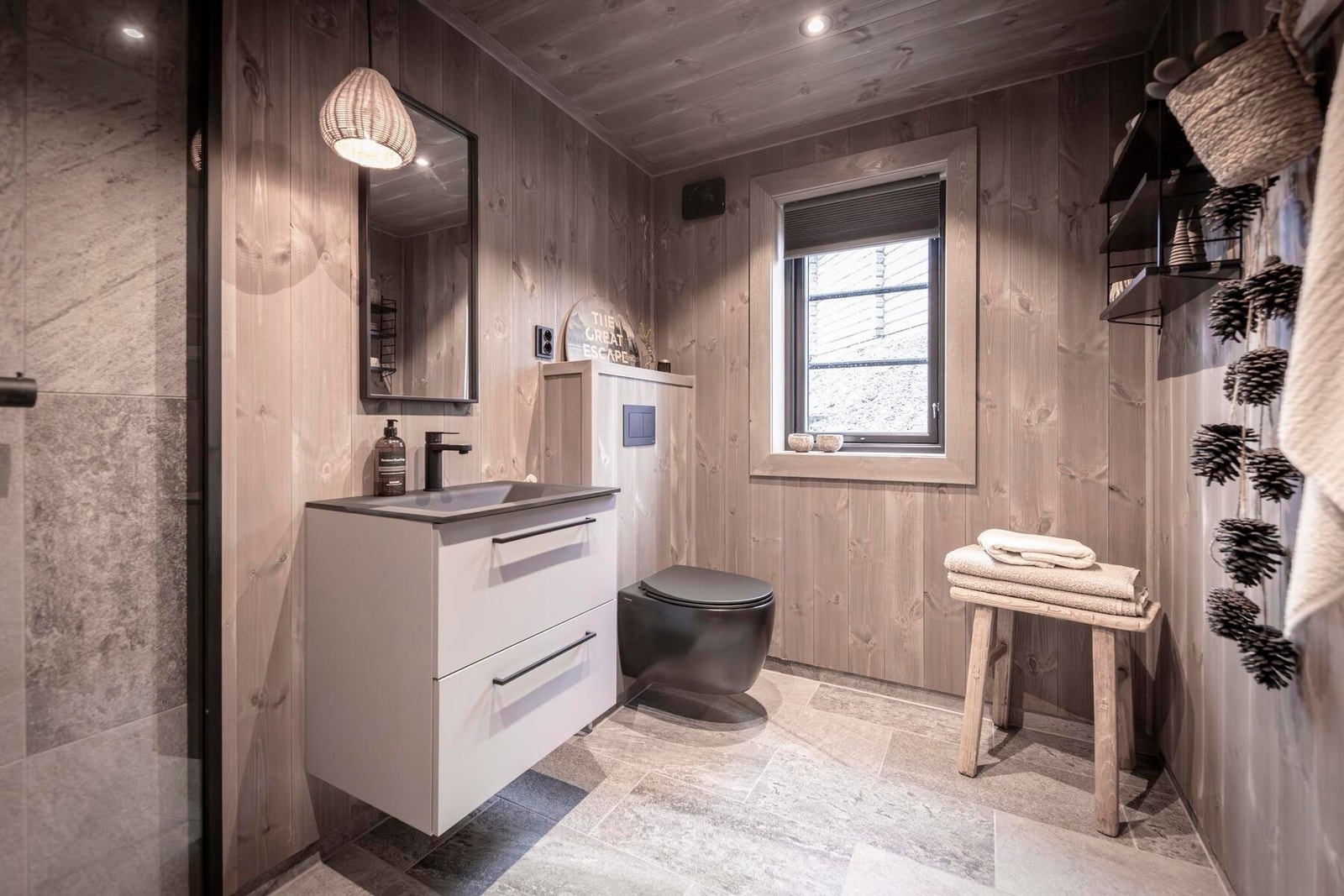 På hovedplan er det 2 bad.
Foto fra en tilsvarende spesialtilpasset hytte. Bad er nå flislagt også på vegger. Galleribilde