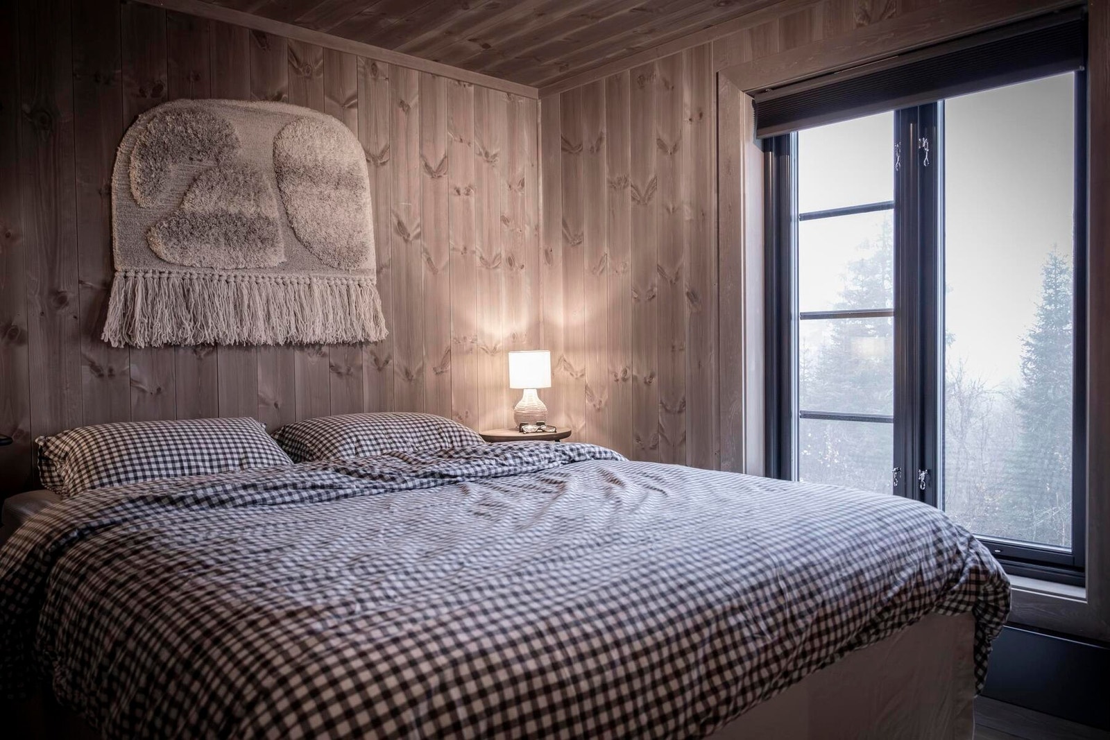 På hovedplan er det 3 soverom.
Foto fra en tilsvarende spesialtilpasset hytte Galleribilde