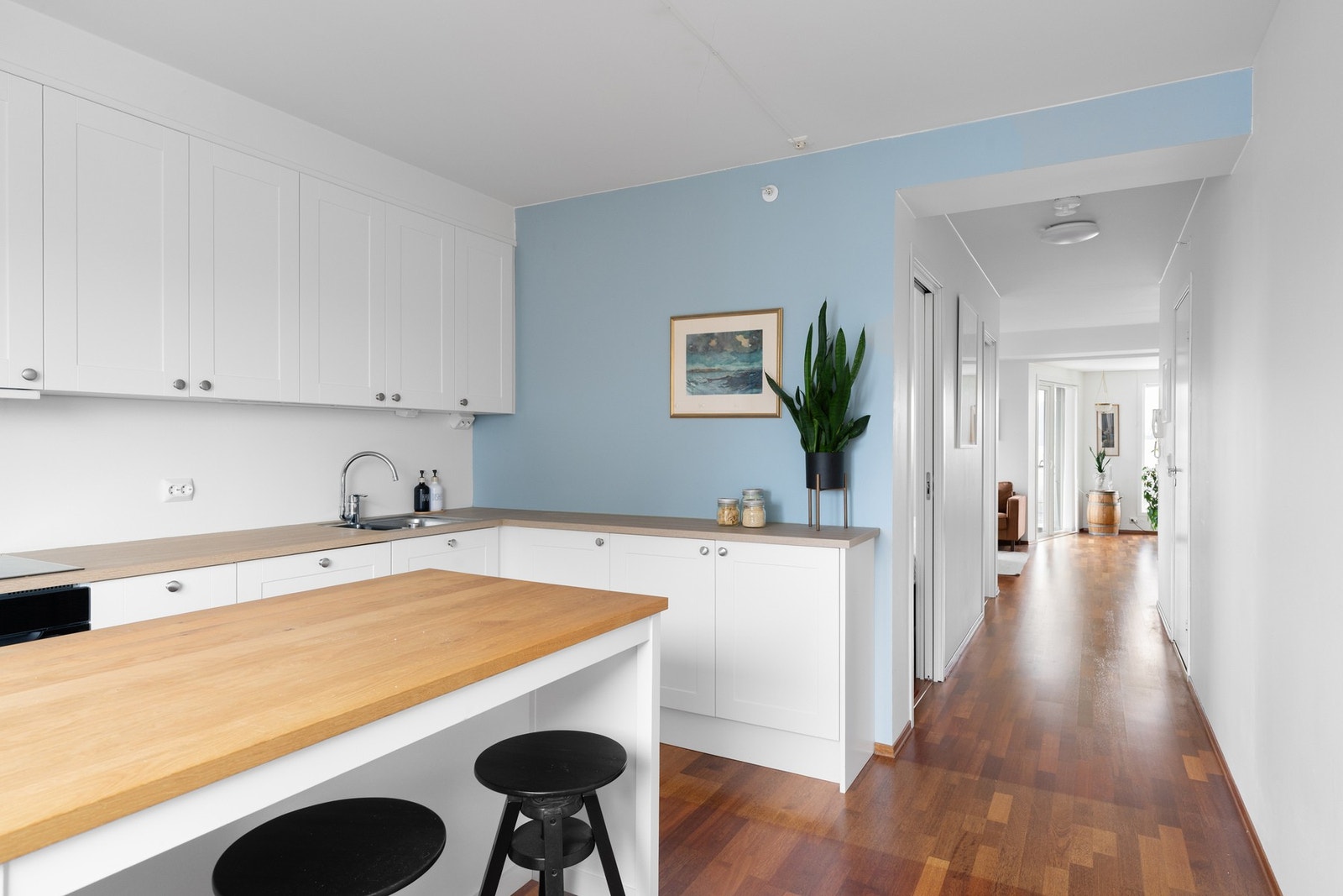 Kjøkkenet er utstyrt med integrerte hvitevarer som komfyr, koketopp og oppvaskmaskin, samt plass til frittstående kjøleskap. Galleribilde