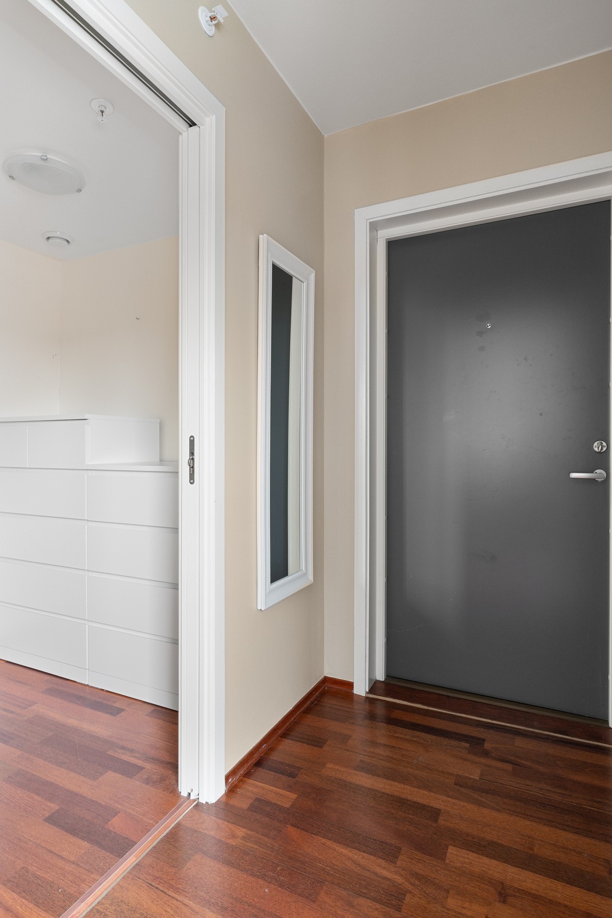 Leiligheten ønsker deg velkommen med en praktisk entré. Entreen har plass til garderobeløsning med oppheng av yttertøy og sko. Galleribilde