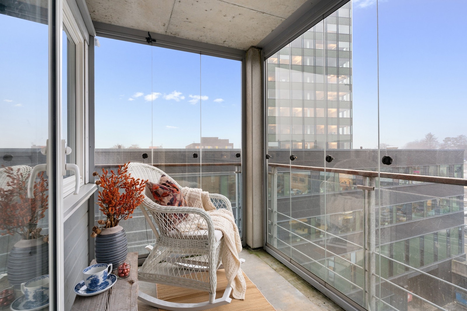 Fra stuen har leiligheten utgang til en innglasset balkong. Galleribilde