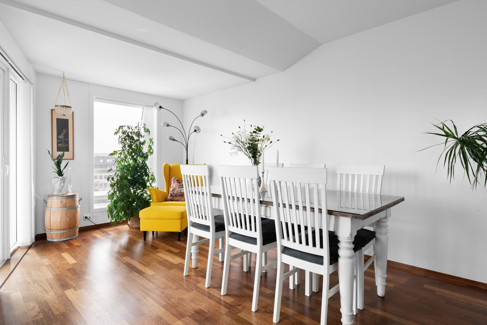 Rommet har malte veggflater og parkett på gulv. Galleribilde