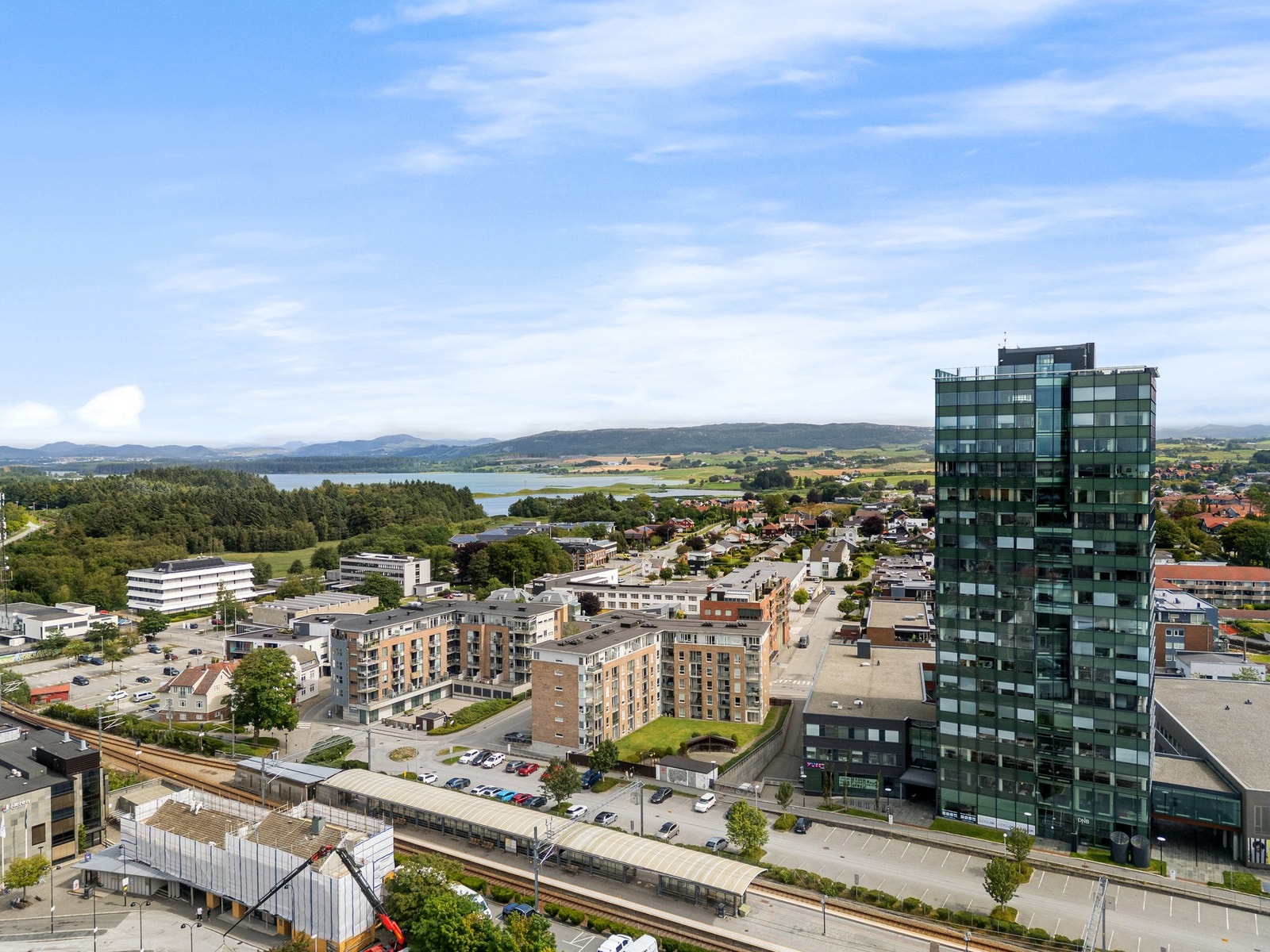 Bryne har et bredt idrettstilbud innen fotball, tennis, taekwondo, karate, svømming og håndball. Bryne fotballklubb holder til ved Bryne stadion, ca. 650 meter fra boligen, og har ca. 50 lag i aldersbestemte klasser. Galleribilde