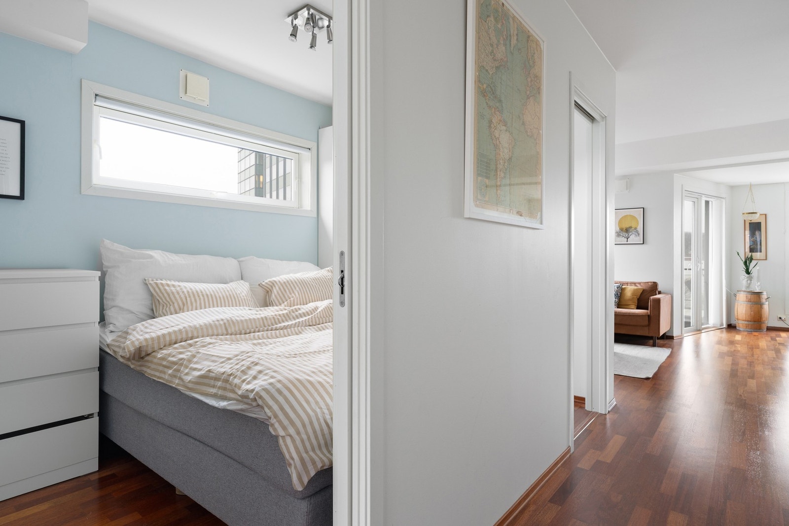 For ytterligere oppbevaringsplass har leiligheten en innvendig bod, samt en utvendig bod i garasjeanlegget. Galleribilde