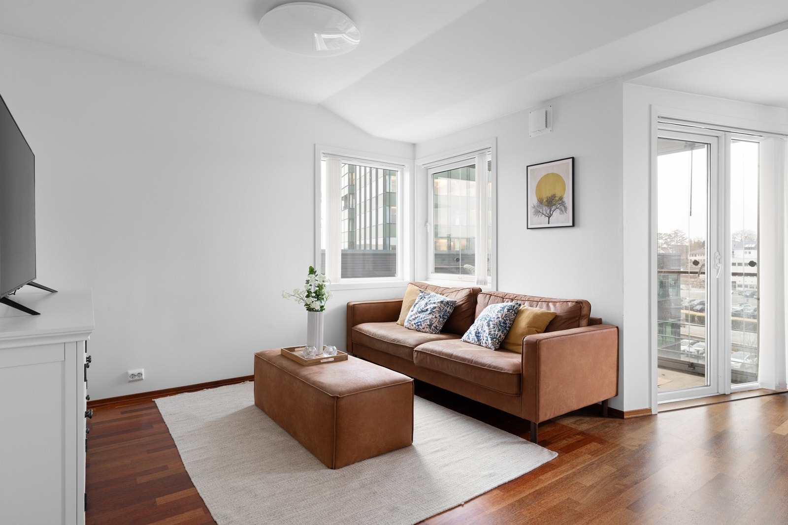 Stuen er romslig og innbydende, med vindusflater som slipper inn rikelig med naturlig lys. Galleribilde