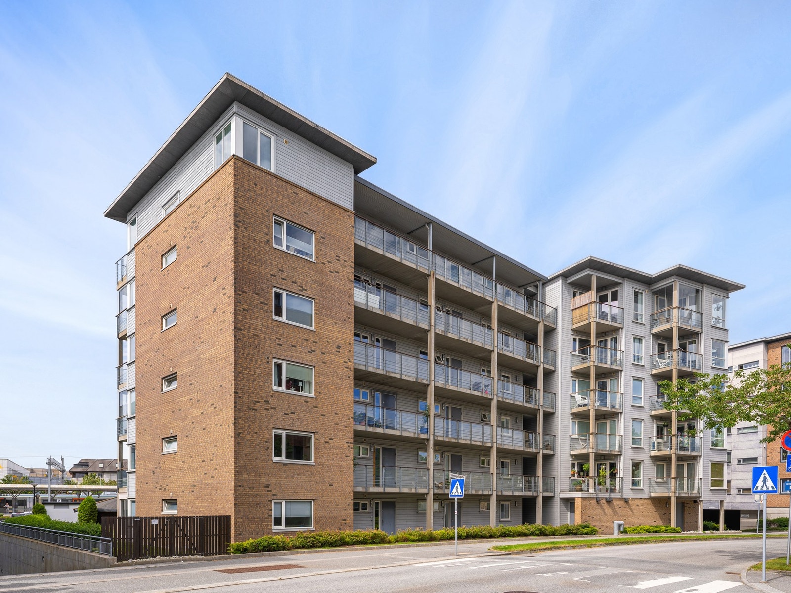 Området byr på offentlig kommunikasjon i form av buss og tog. Fra Bryne stasjon tar toget deg til Stavanger på ca. 32 min. Ved å benytte bil tar det ca. 24 min til Sandnes, samt 33 min til Stavanger by og Stavanger lufthavn Sola. Galleribilde