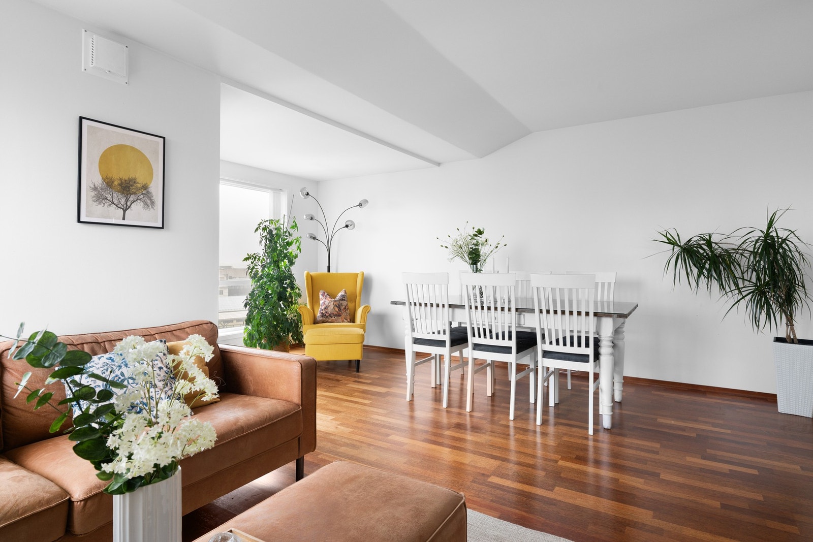 Den åpne løsningen, skaper en sosial atmosfære og gir god plass til både sofagruppe og spisebord. Galleribilde